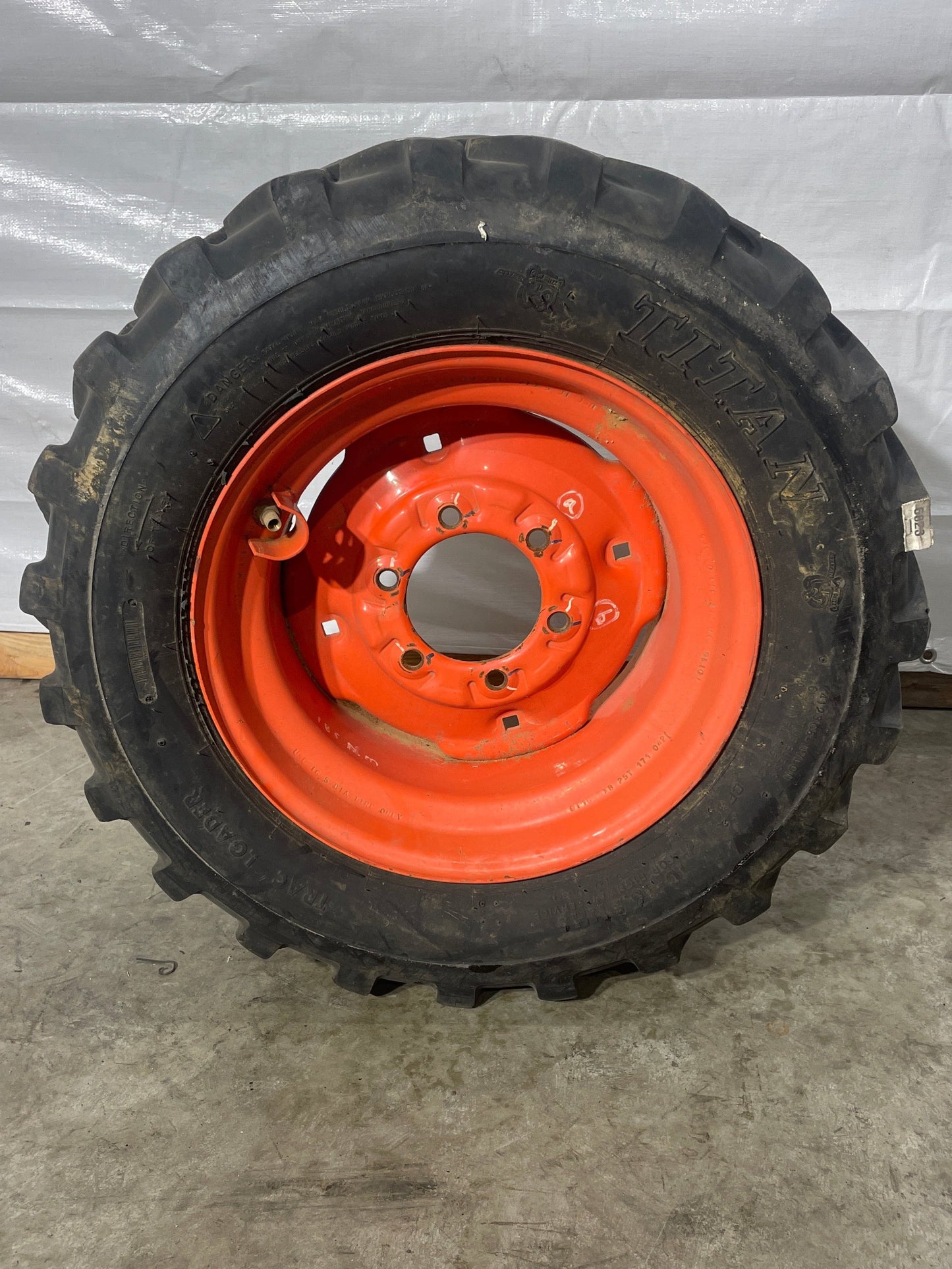 10-16.5 TITAN TRAC LOADER (260/70-16.5)