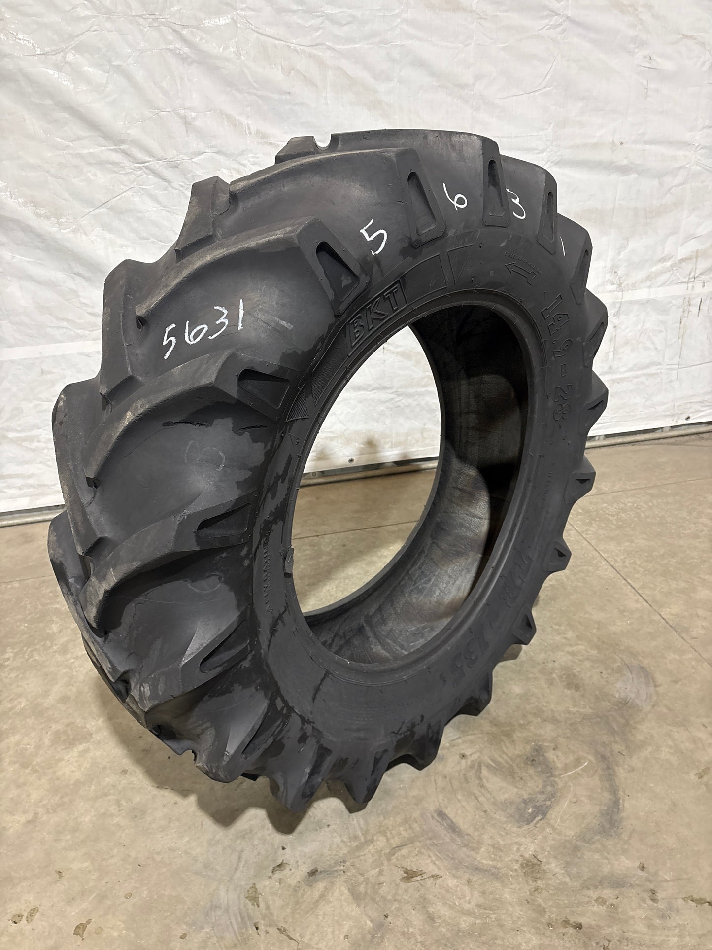 14.9-28 BKT TR-135 #5631