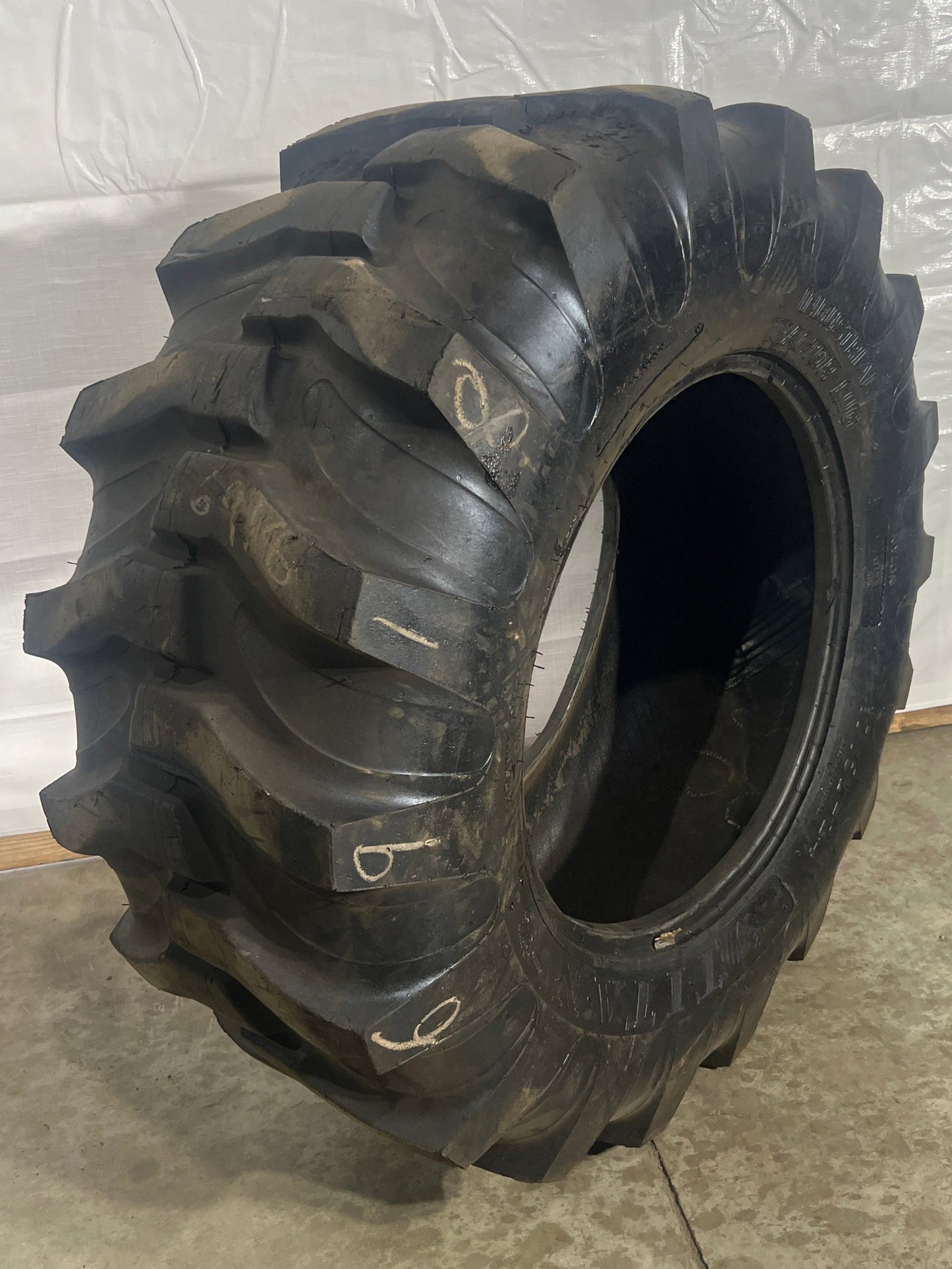 17.5L24 TITAN INDUSTRIAL TRACTOR LUG