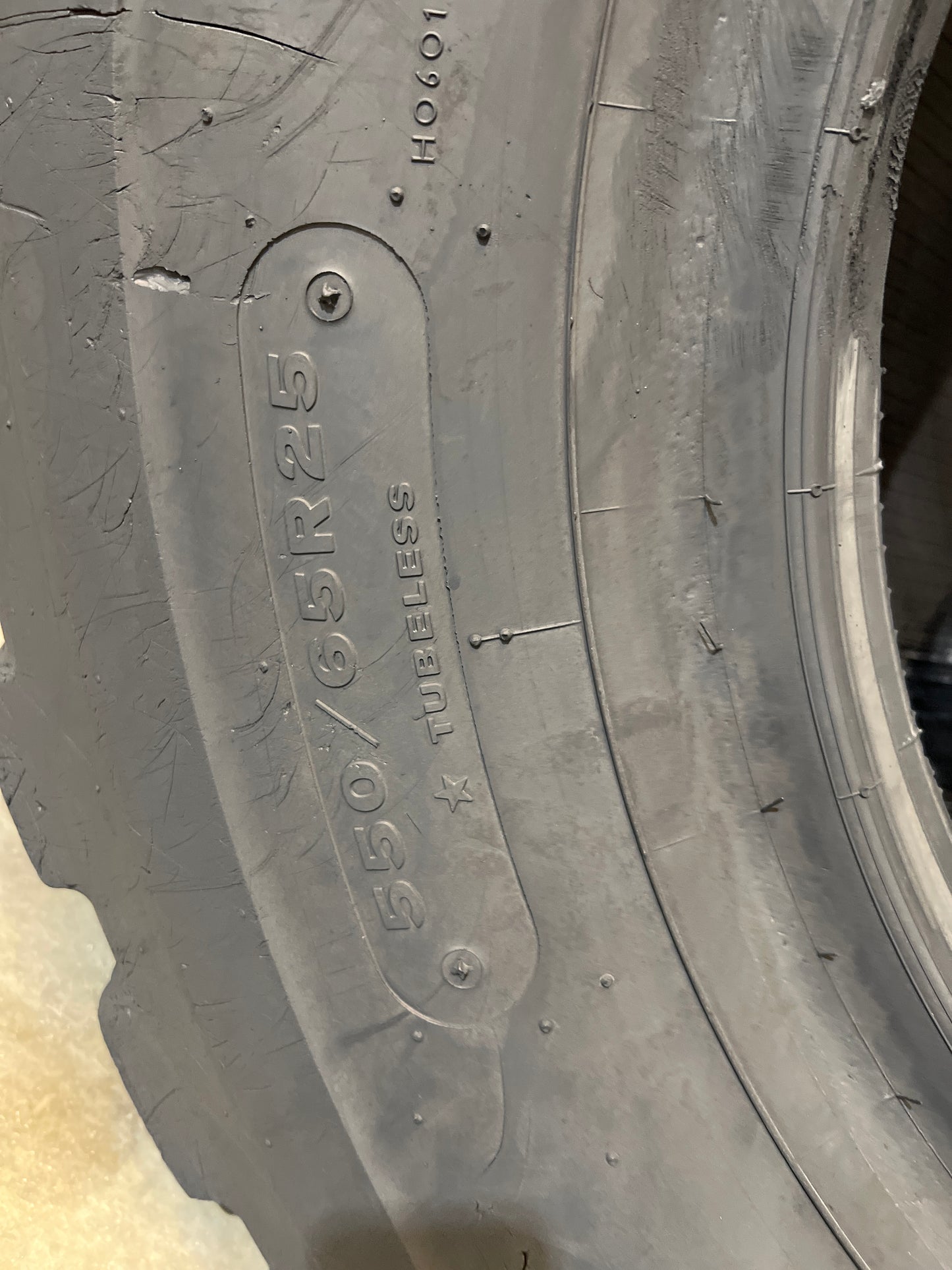 550/65R25 (20.5R25)  BRIDGESTONE V-STEEL L TRACTION TL #5198