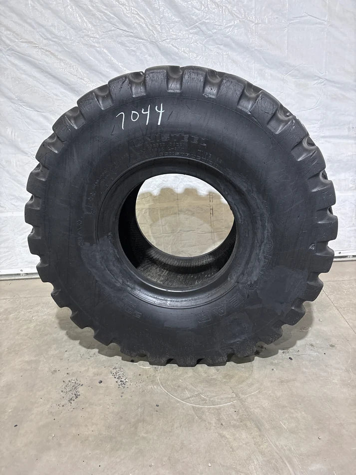 23.5R25 GOODYEAR UNISTEEL RADIAL CONSTRUCTION #7044