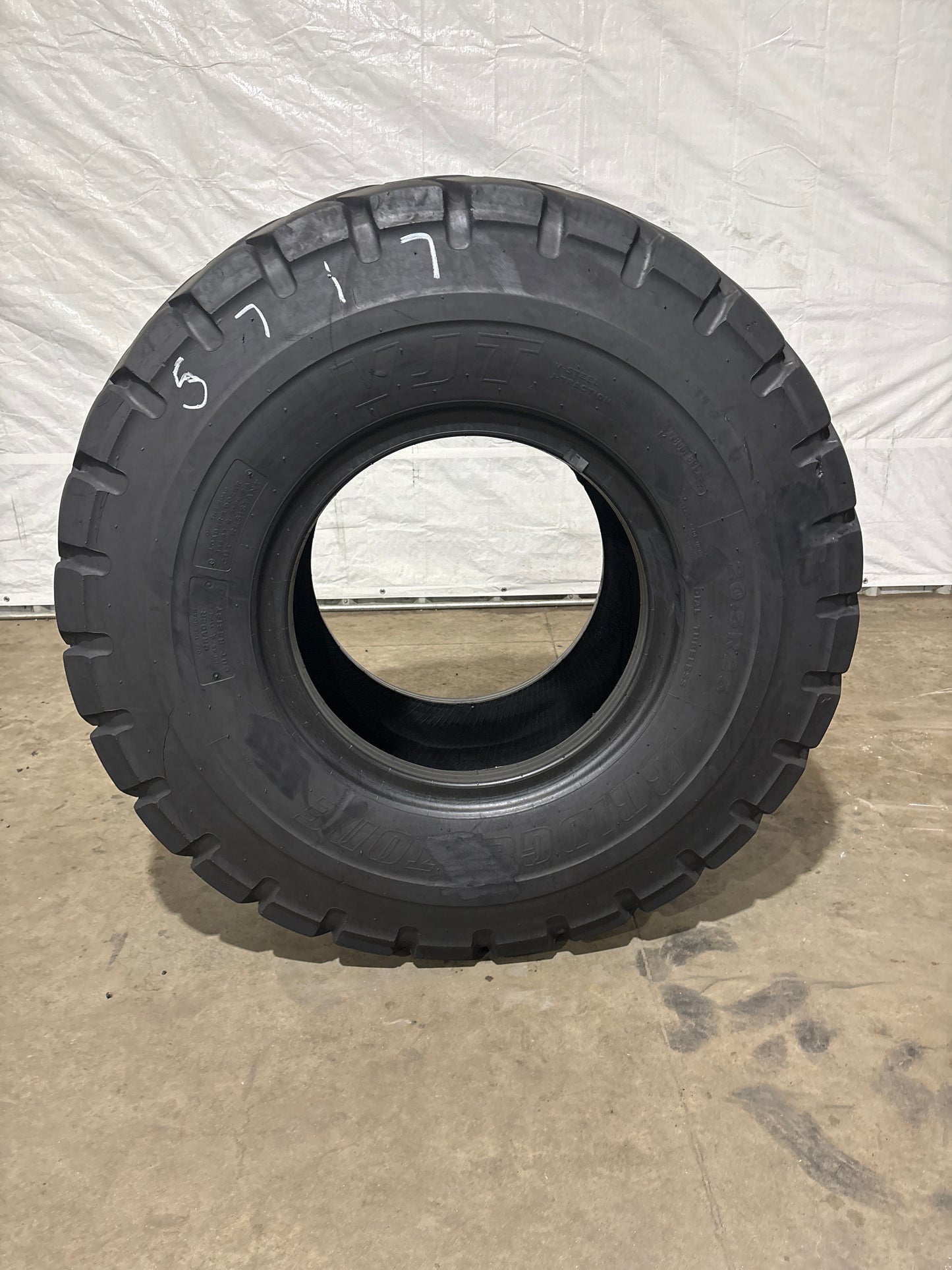 20.5R25 BRIDGESTONE V-STEEL J-TRACTION (VJT) #5717