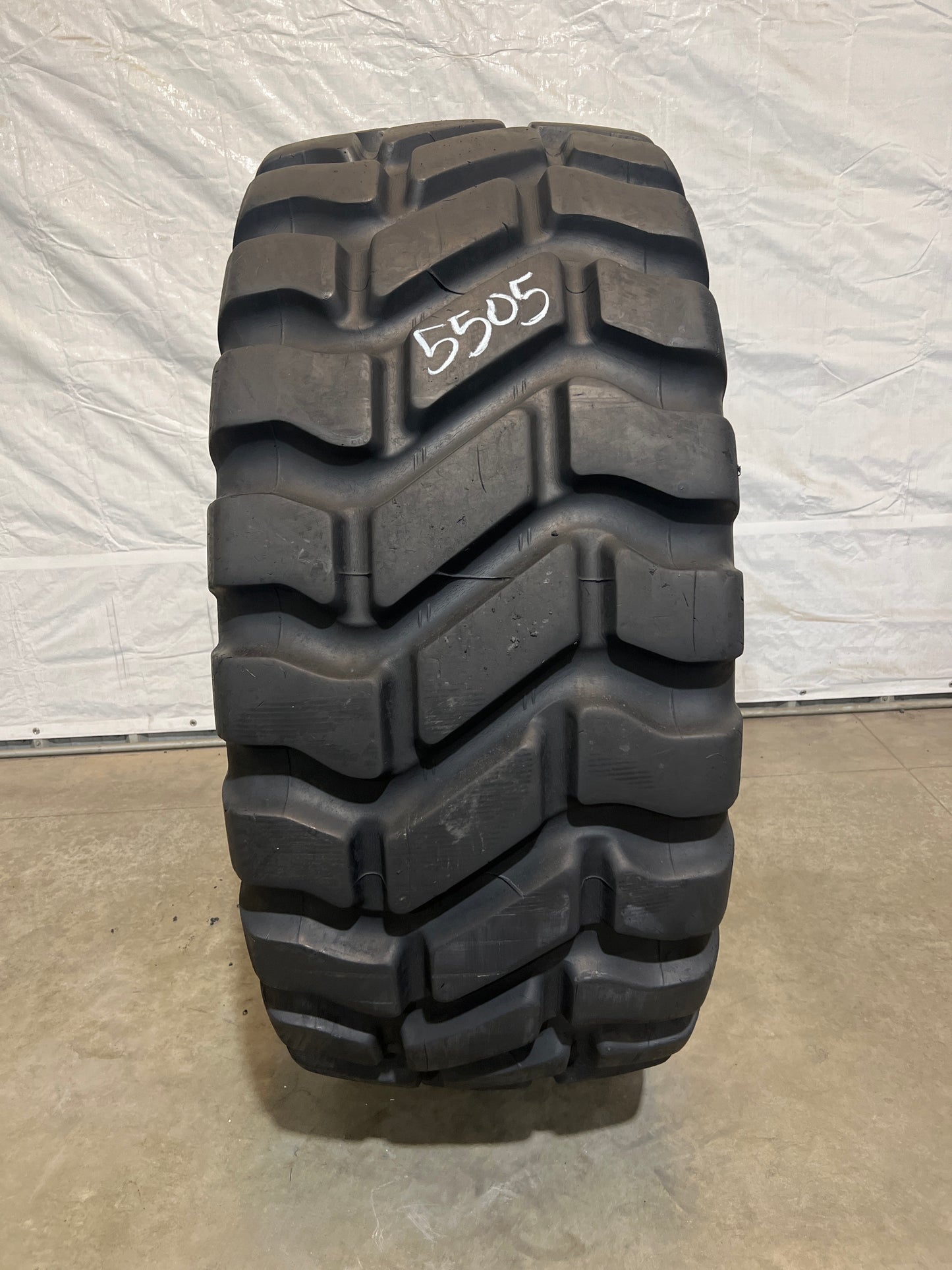 23.5R25 GOODYEAR UNISTEEL RADIAL CONSTRUCTION #5505