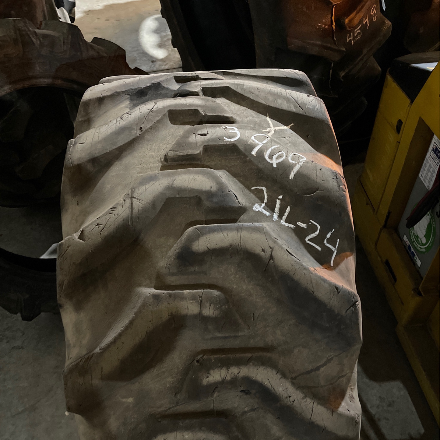 21L-24 FIRESTONE ALL TRACTION UTILITY