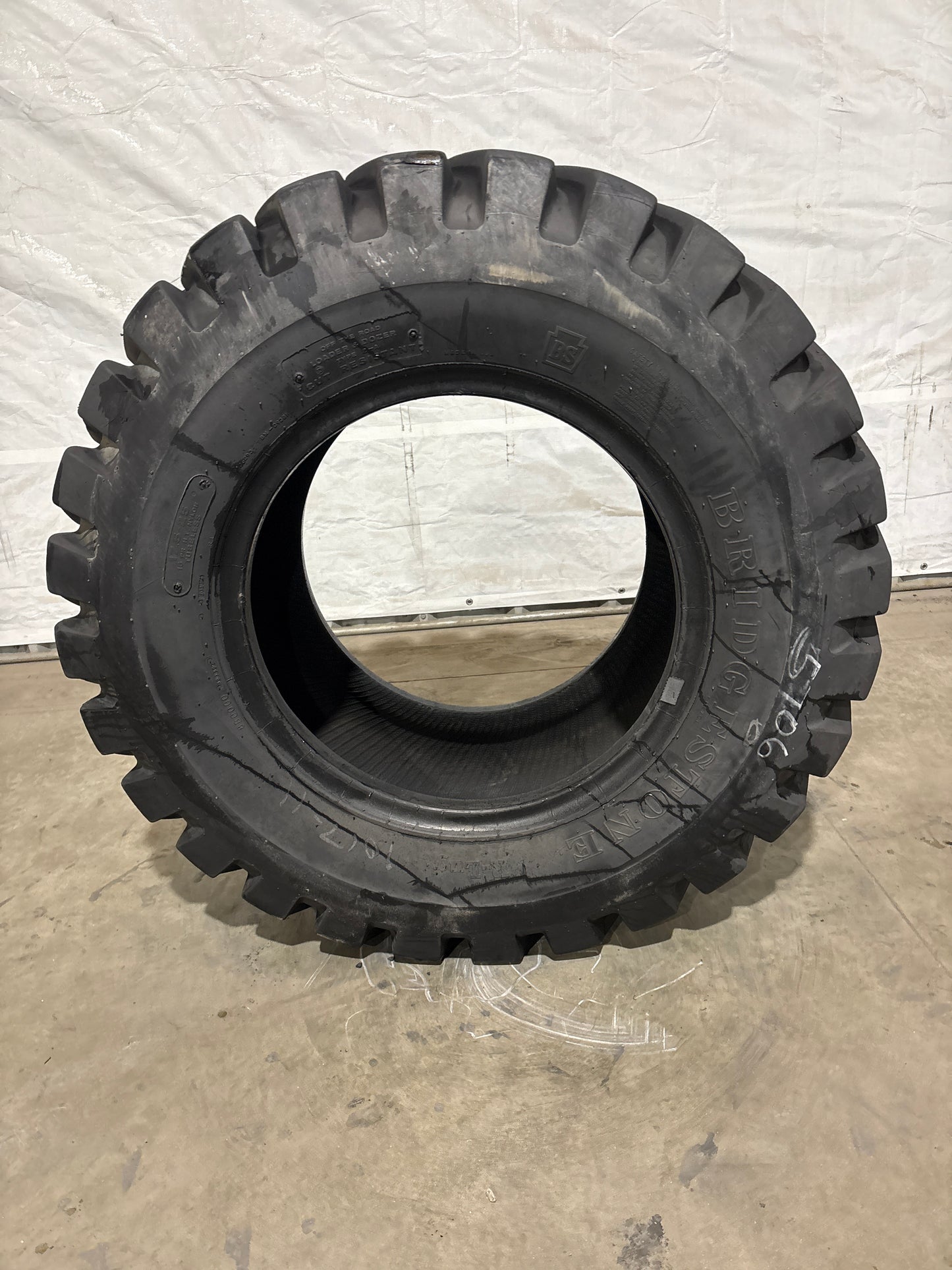 17.5-25 BRIDGESTONE R-LUG LOADER #5706