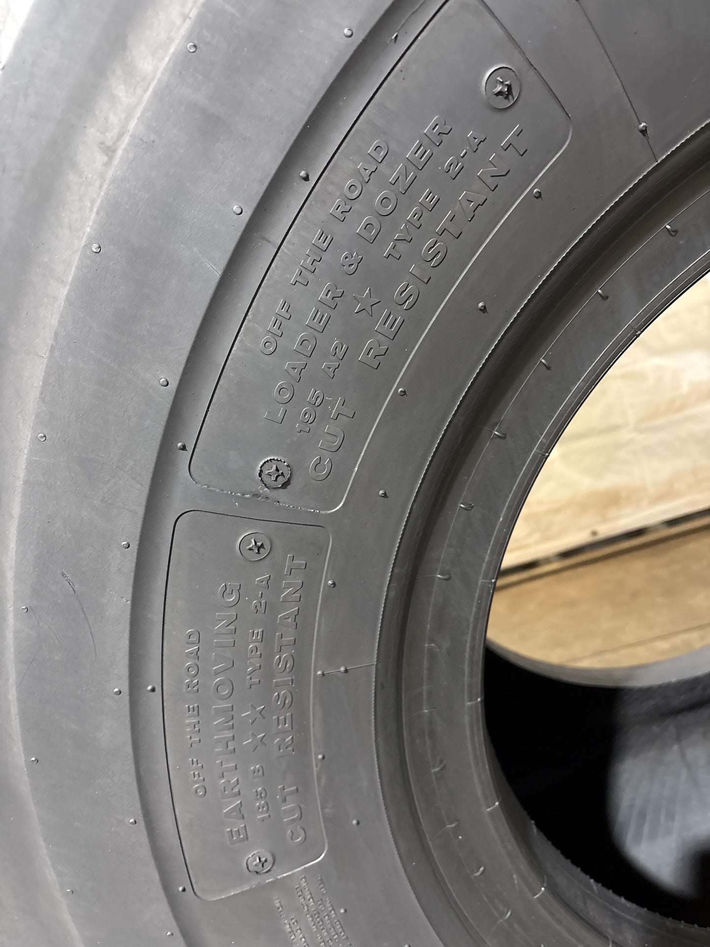 23.5R25 BRIDGESTONE V-STEEL L TRACTION #5640