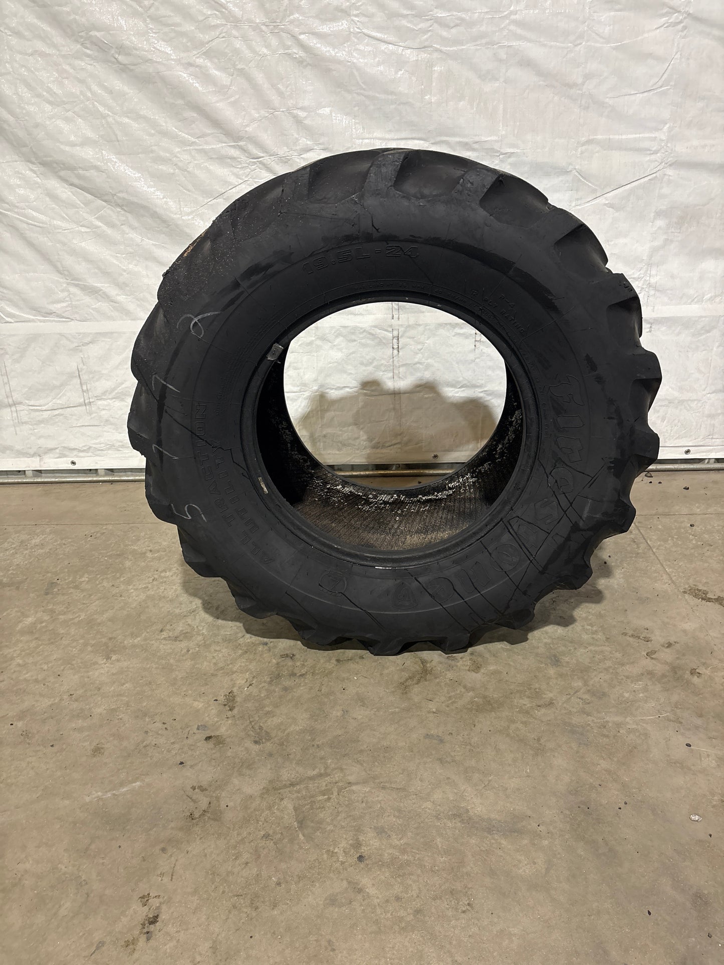 19.5L-24 FIRESTONE ALL TRACTION UTILITY #5772