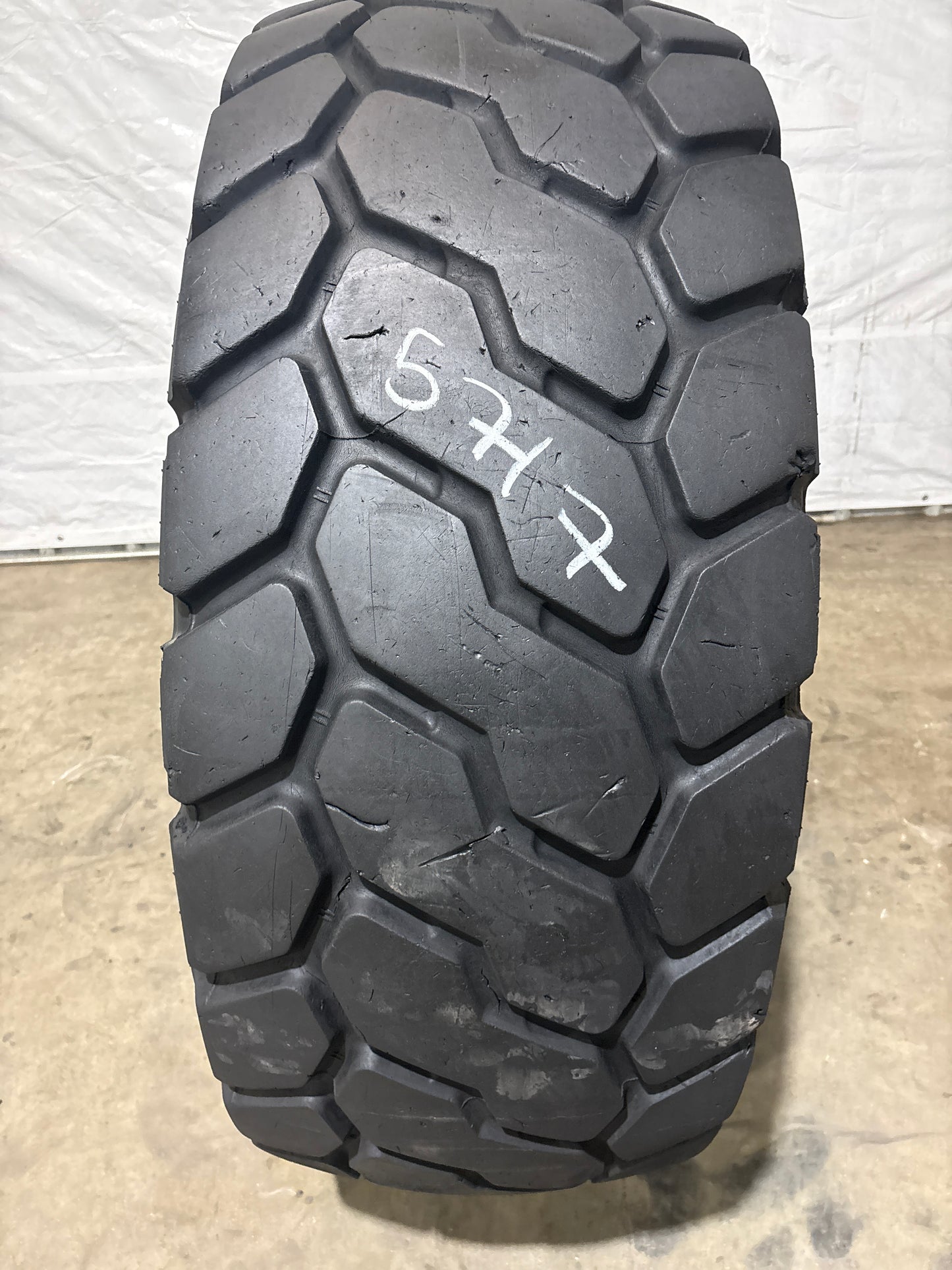 20.5R25 BRIDGESTONE V-STEEL J-TRACTION (VJT) #5717