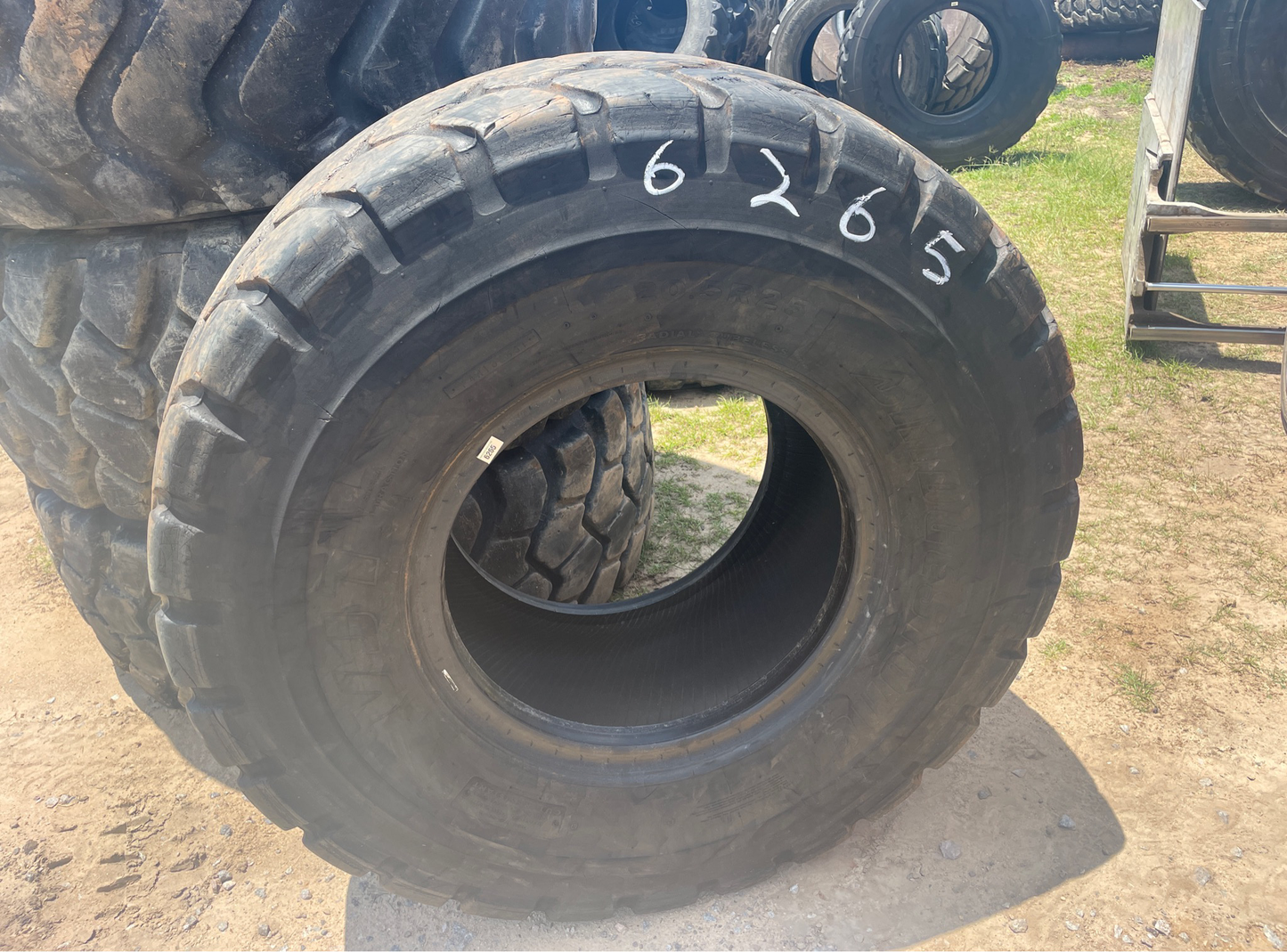 20.5R25 BRIDGESTONE V-STEEL J-TRACTION (VJT)