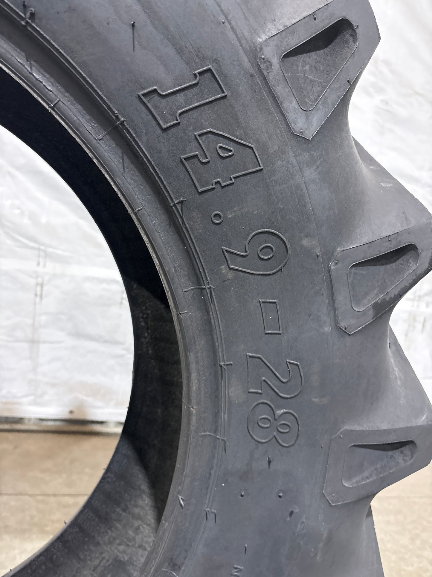 14.9-28 BKT TR-135 #5631