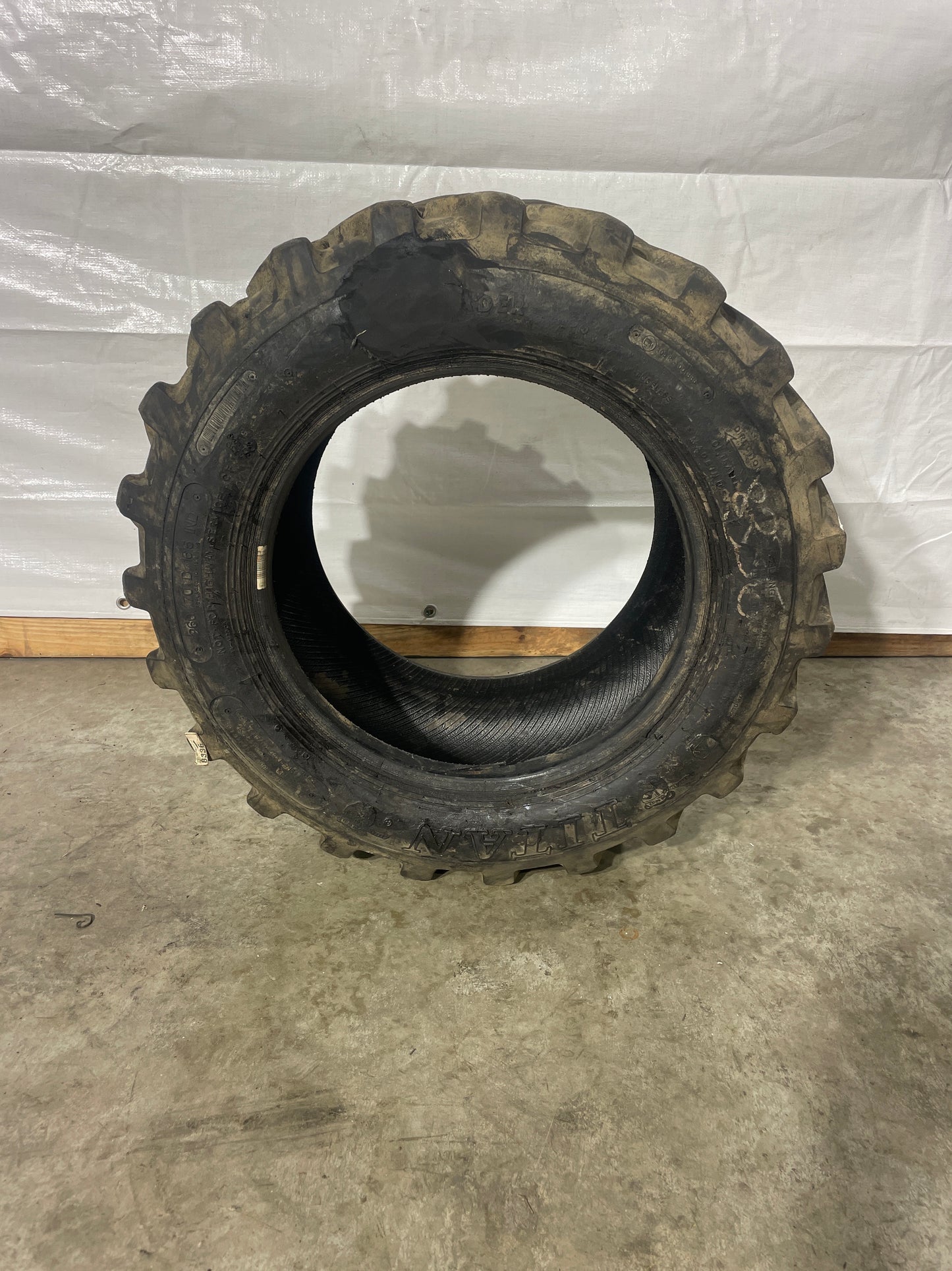 10-16.5 TITAN TRAC LOADER (260/70-16.5)