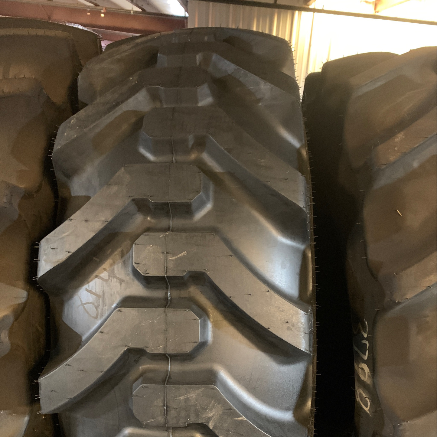 16.9-24 GALAXY SUPER INDUSTRIAL LUG (16.9R24, 420/85R24)