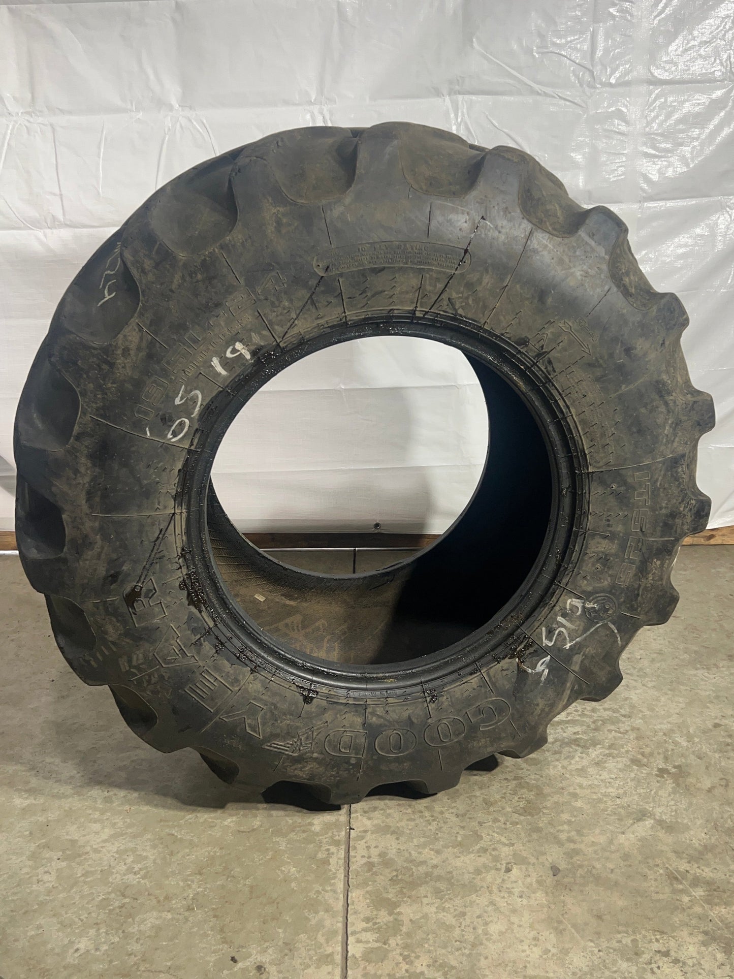 19.5L-24 GOODYEAR IT 525  10 PLY