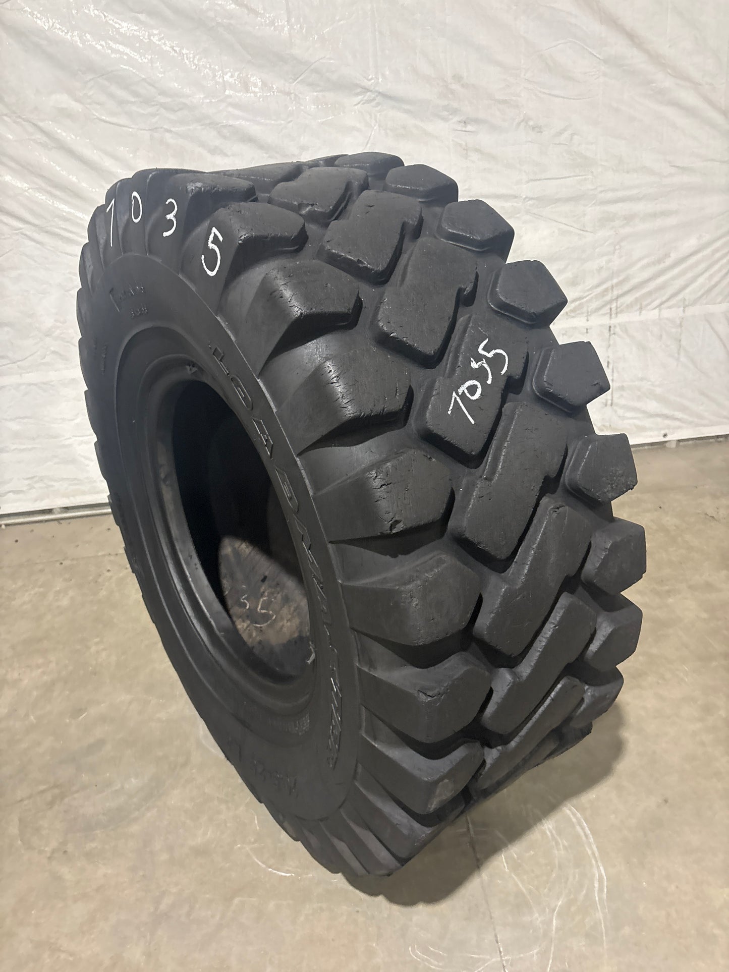 20.5-25 CAMSO LOAD MASTER #7035