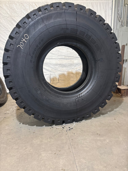 24.00R35 TRIANGLE TB 526 #7040