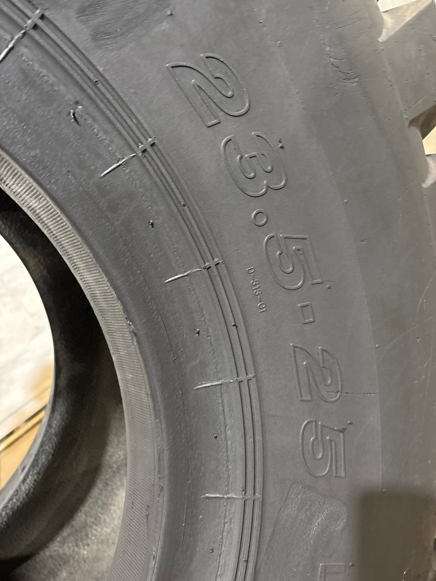 23.5-25 DEESTONE DL-3 #5785