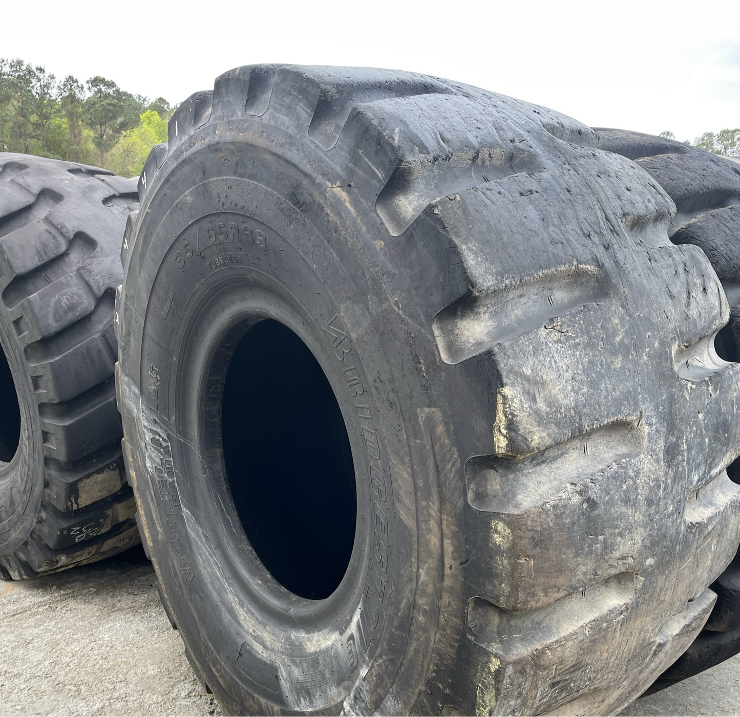 35/65R33 BRIDGESTONE V-STEEL N-LUG (VSNL)