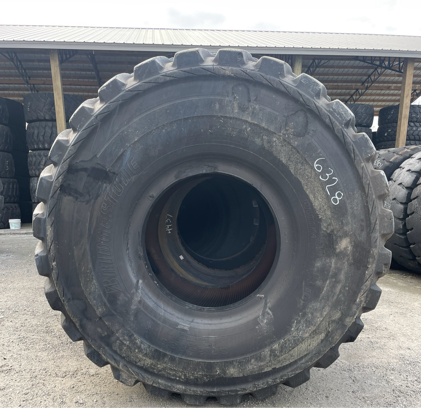 37.25R35 BRIDGESTONE V-STEEL L-TRACTION (VLT)