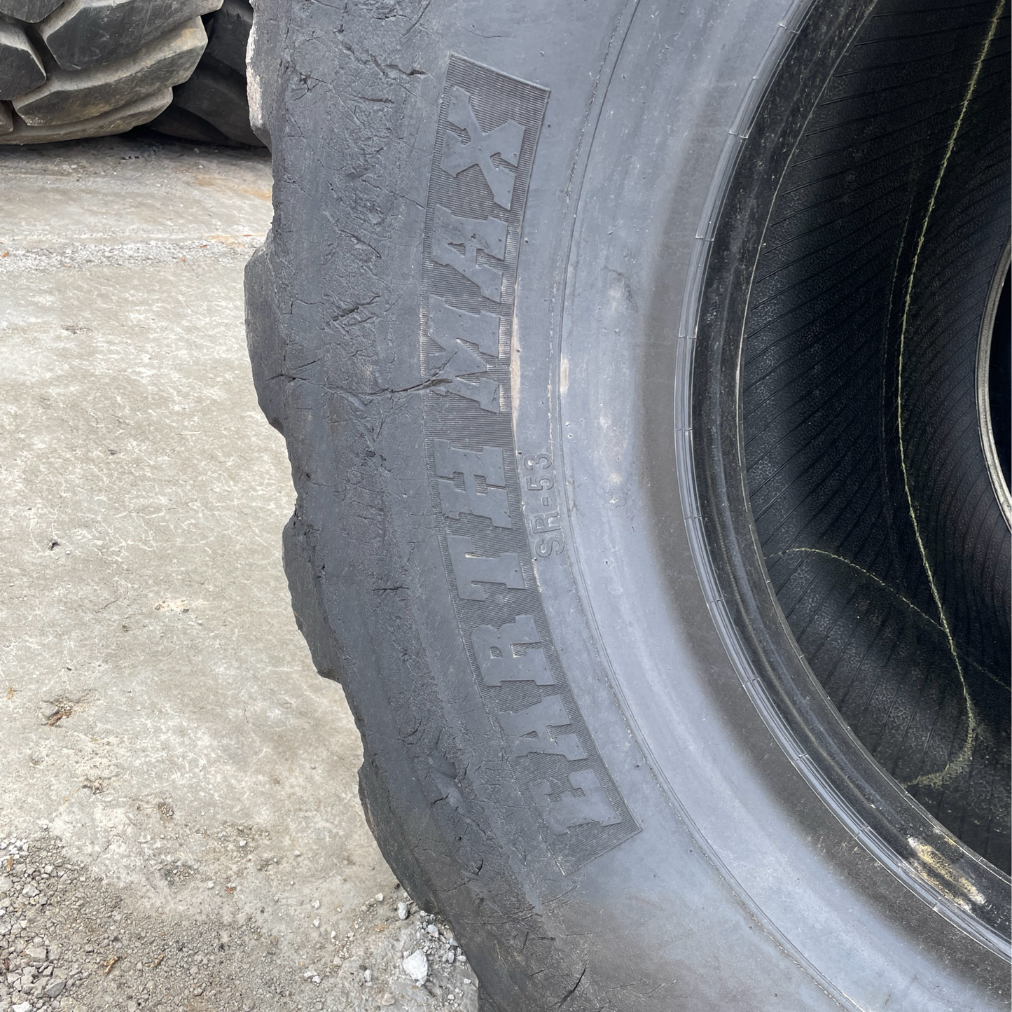 35/65R33 BKT EarthMax SR 53 2 Star