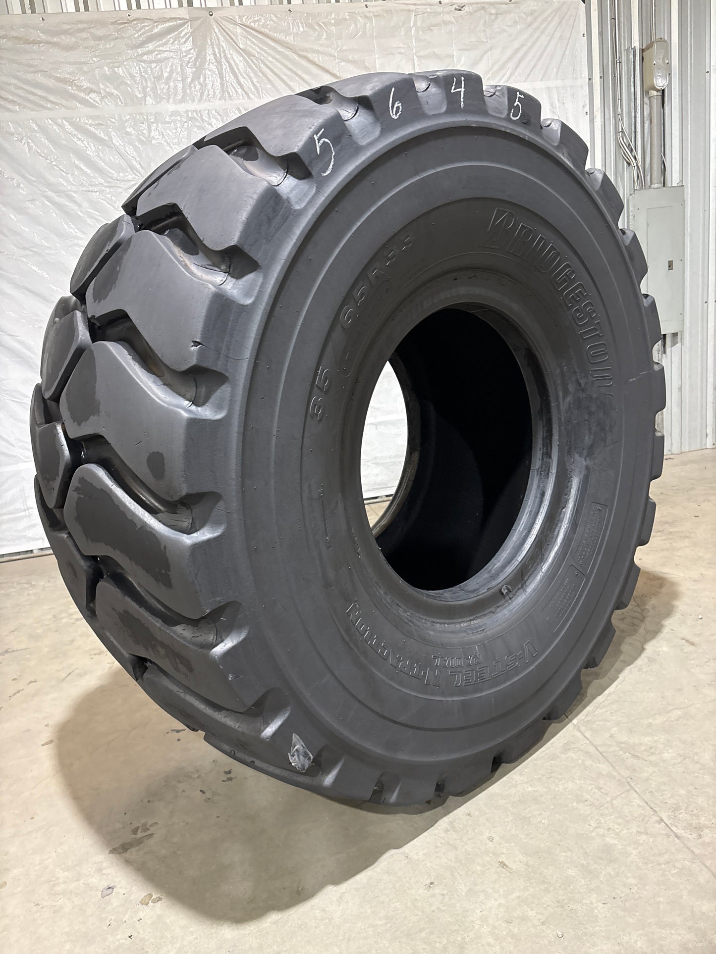 35/65R33 BRIDGESTONE V-STEEL N TRACTION #5645