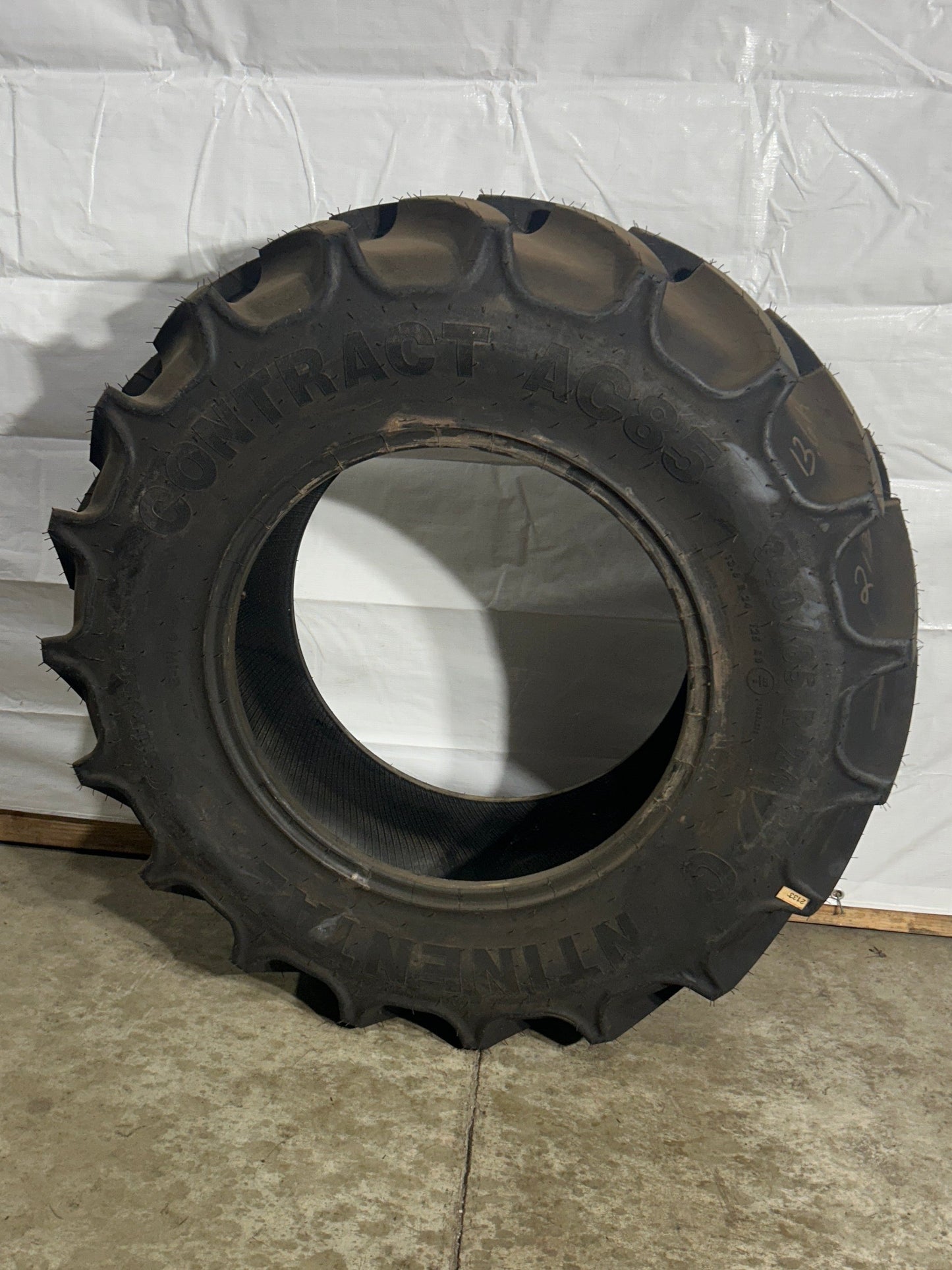 340/85R24 (13.6R24) CONTINENTAL CONTRACT AC85