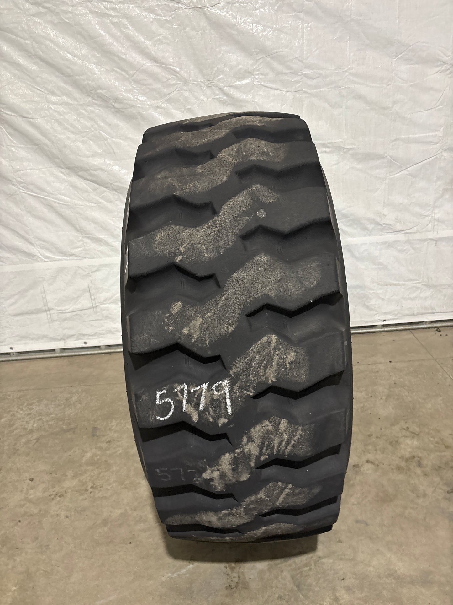 20.5-25 BRIDGESTONE V-LUG II 20 PLY #5779