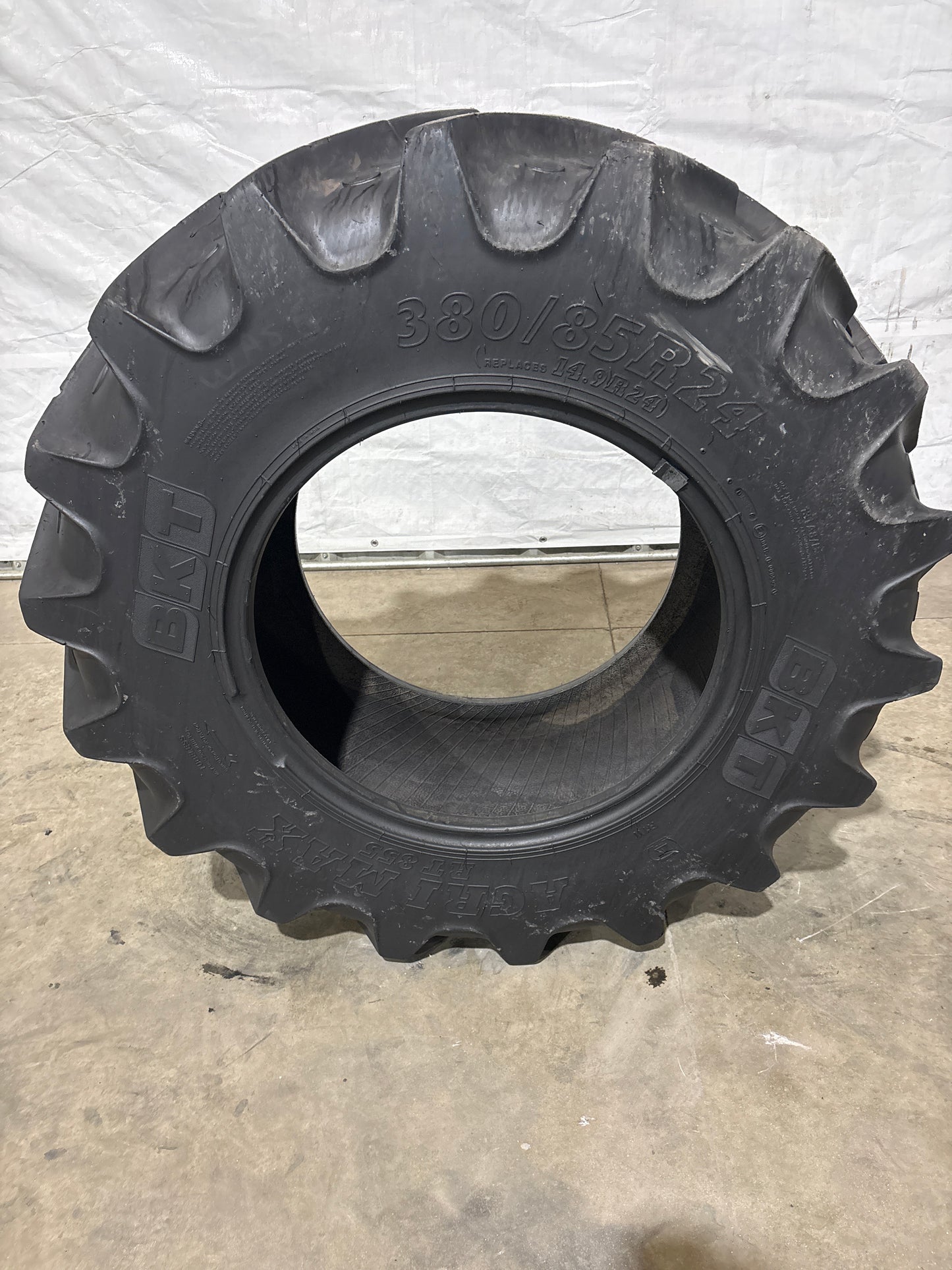 380/85R24 (14.9R24) BKT AGRIMAX RT855 #5667