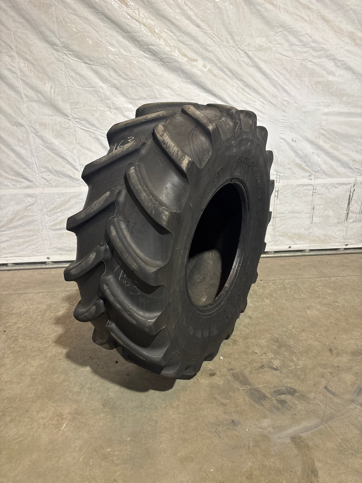 420/85R24 (REPLACES 16.9R24) FIRESTONE PERFORMER 85 EXTRA #7163