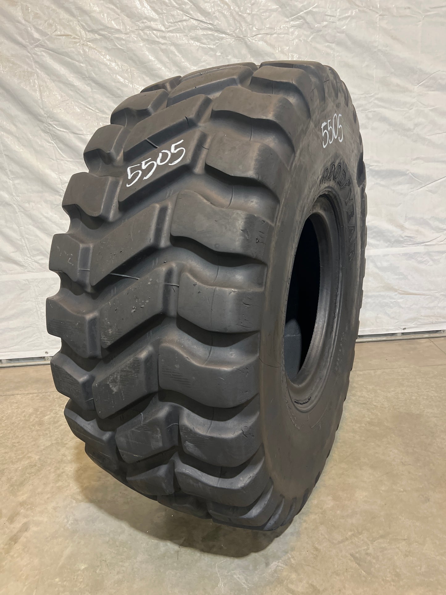 23.5R25 GOODYEAR UNISTEEL RADIAL CONSTRUCTION #5505