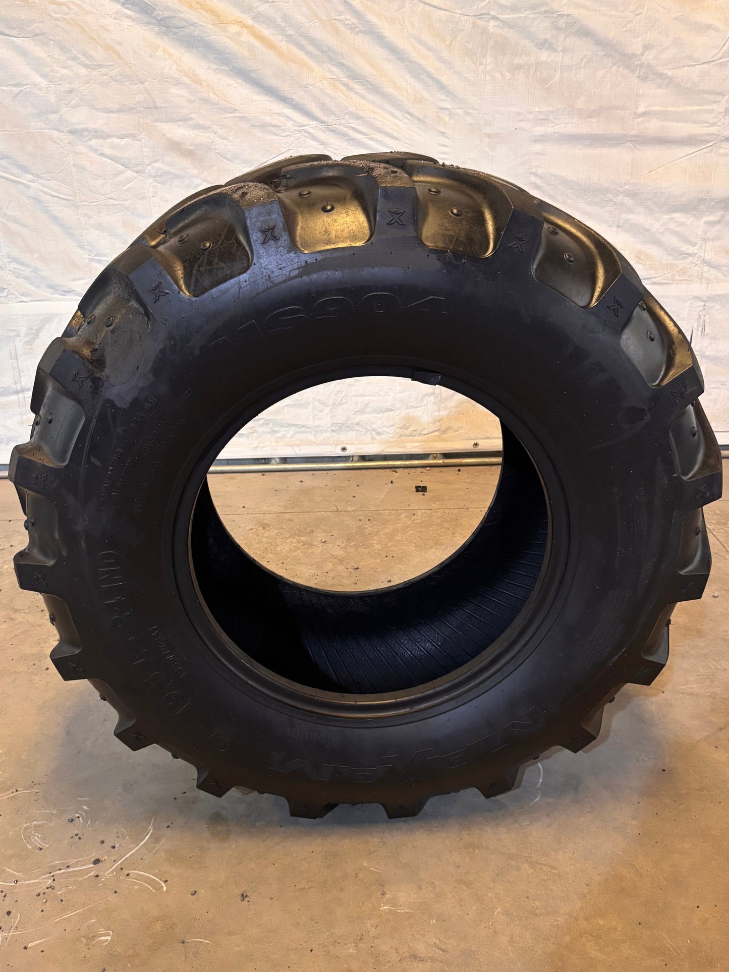 19.5L-24 (500/70-24) MAXAM MS 904 #7109