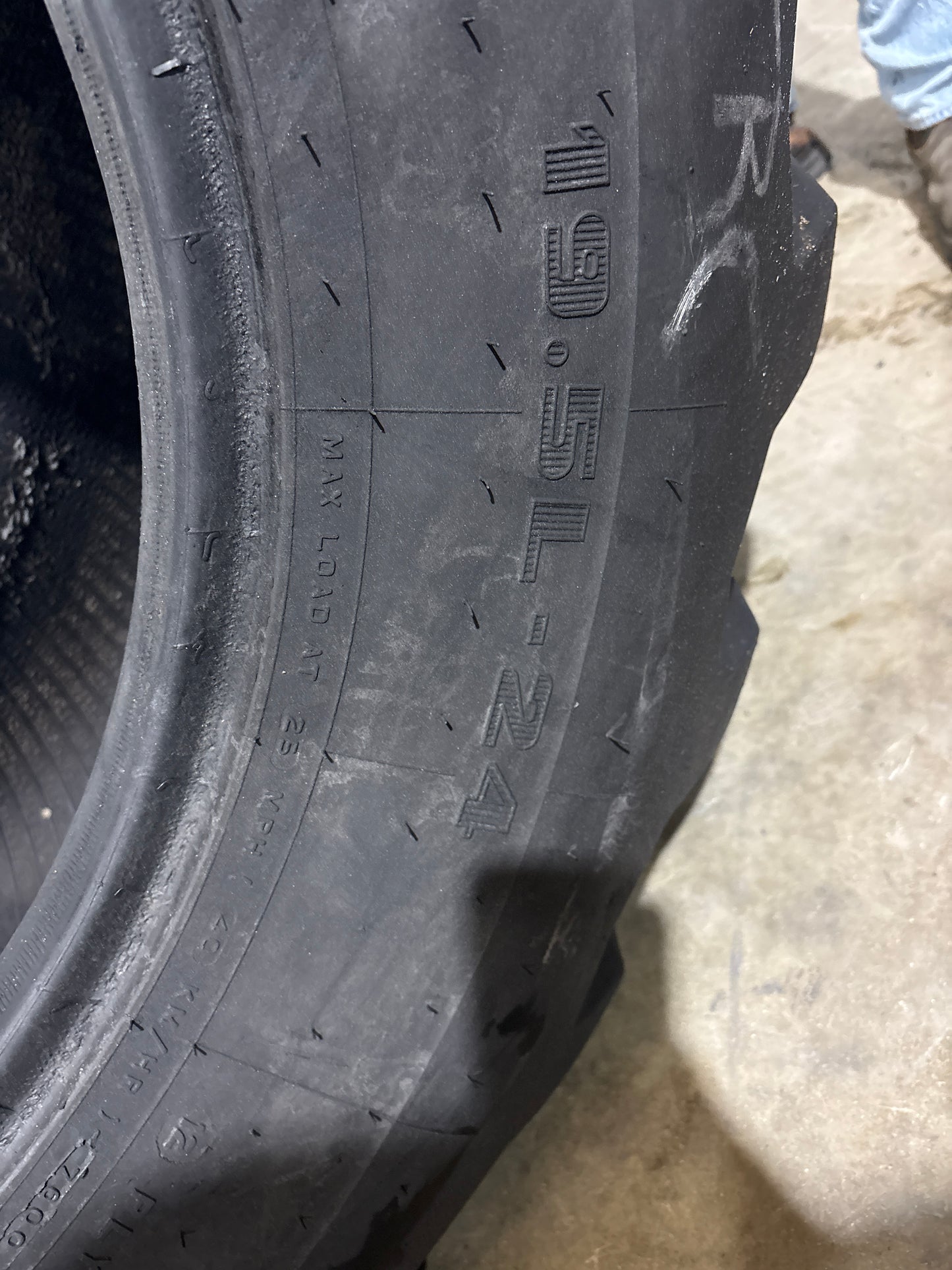 19.5L-24 FIRESTONE ALL TRACTION UTILITY #5772