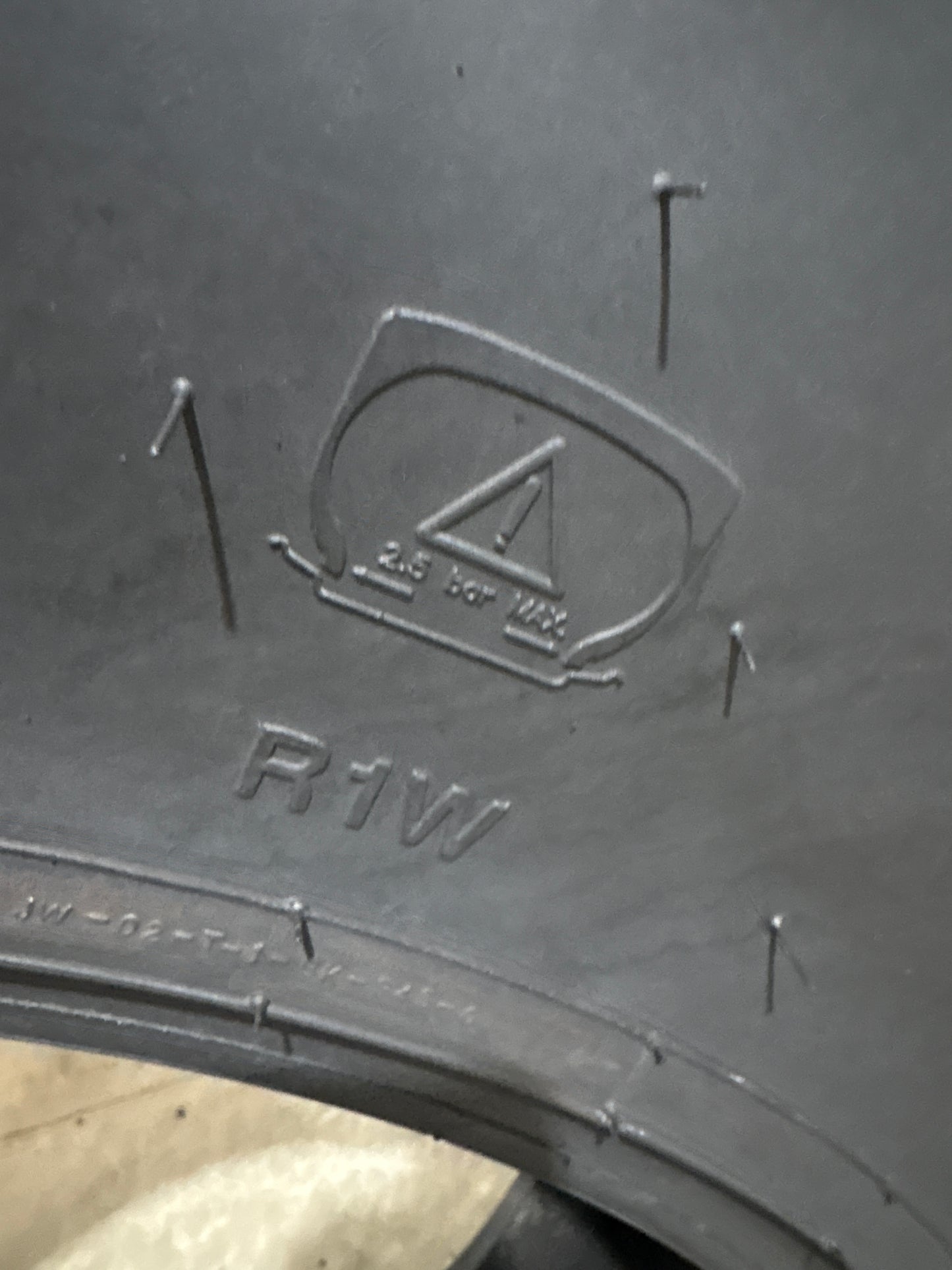 380/85R24 (14.9R24) BKT AGRIMAX RT855 #5680