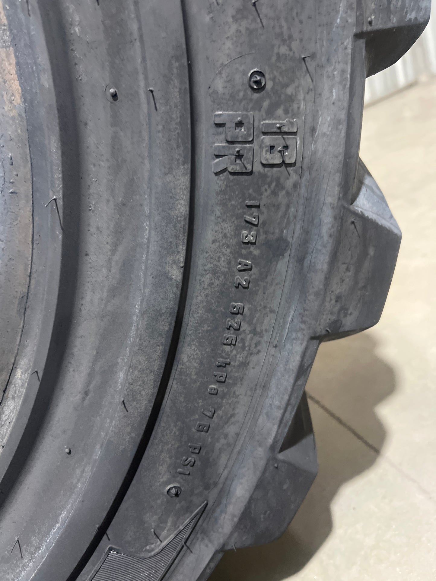 400/75-28 CAMSO TLH 753 #5542