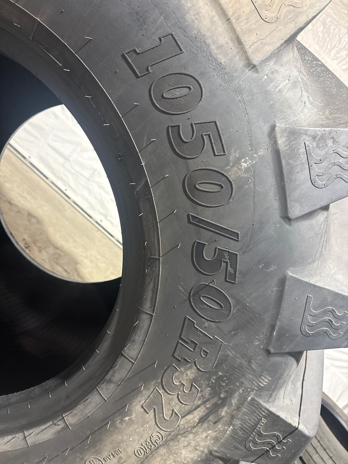 1050/50R32 BKT AGRI MAX #7233