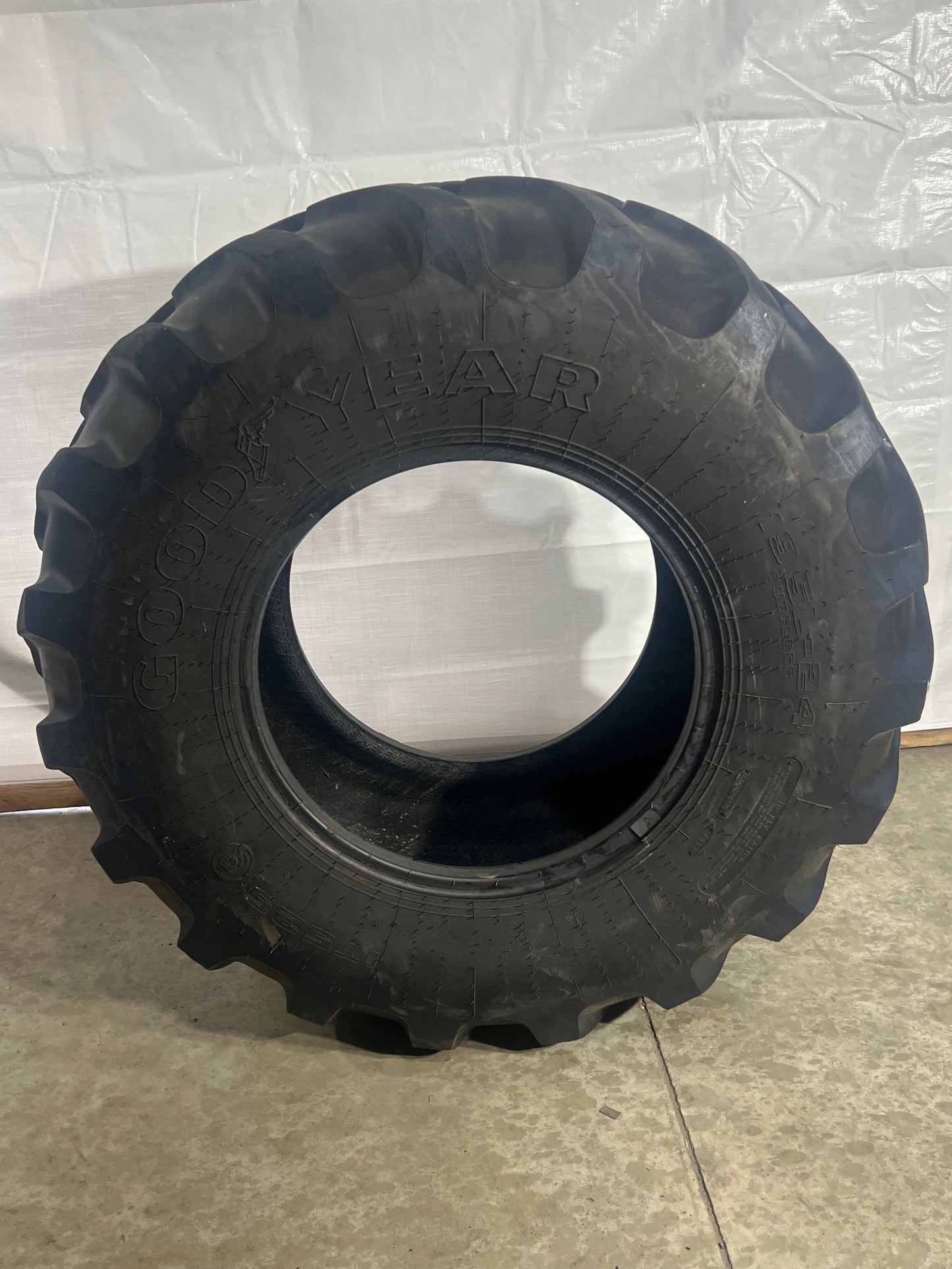 19.5L-24 GOODYEAR IT 525 10 PLY