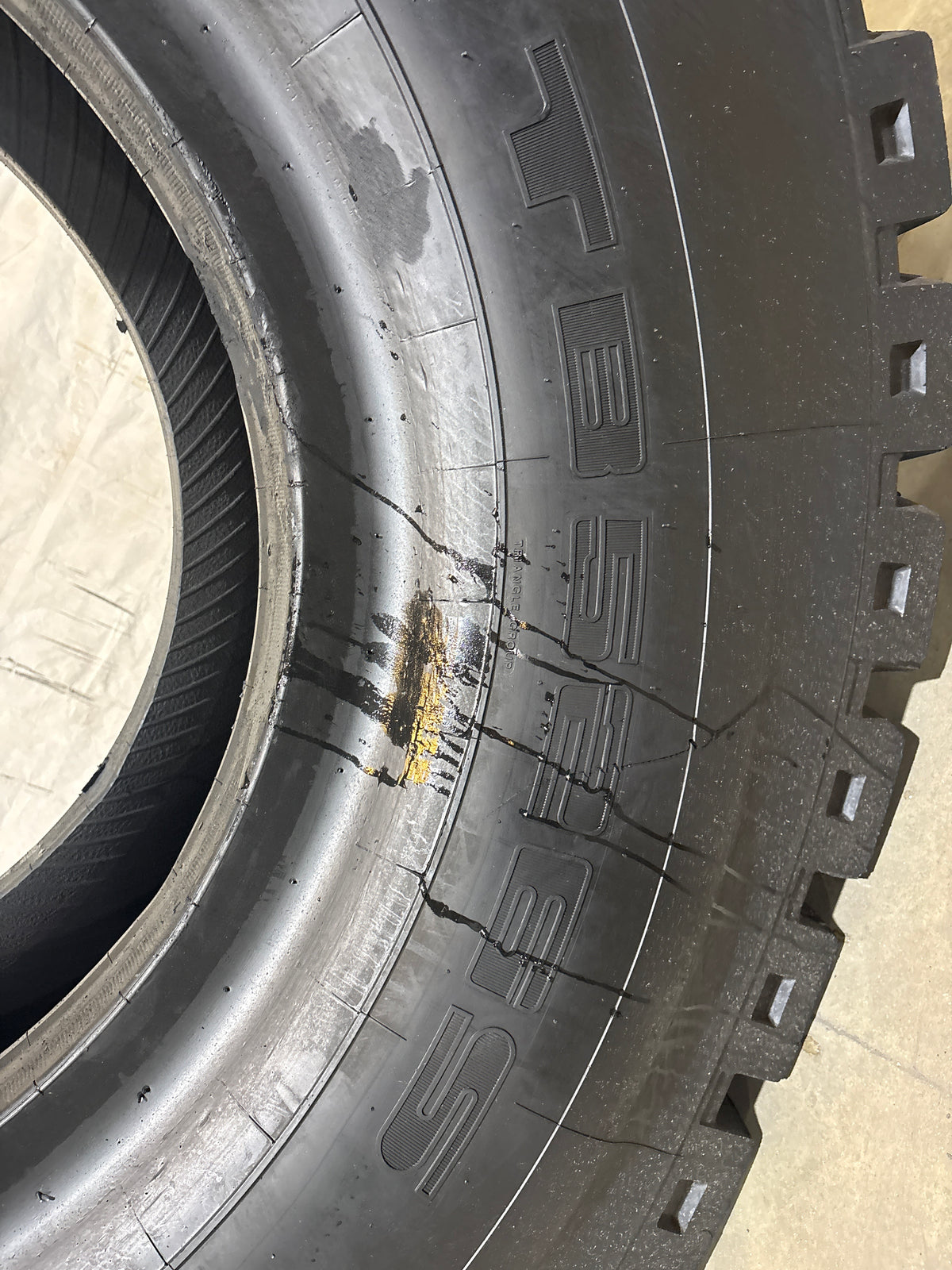 24.00R35 TRIANGLE TB 526 #7040