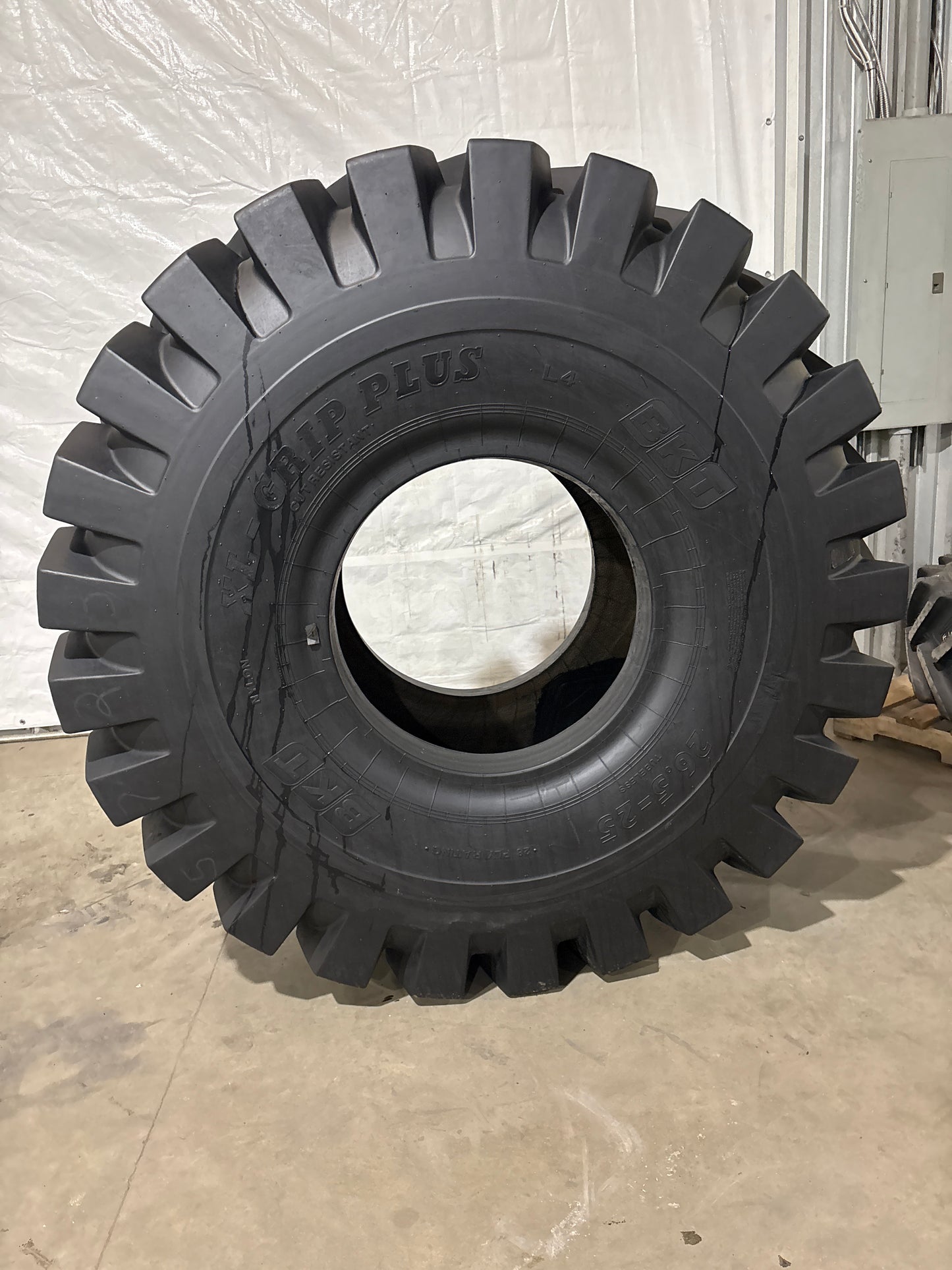 26.5-25 BKT XL-GRIP PLUS #5723