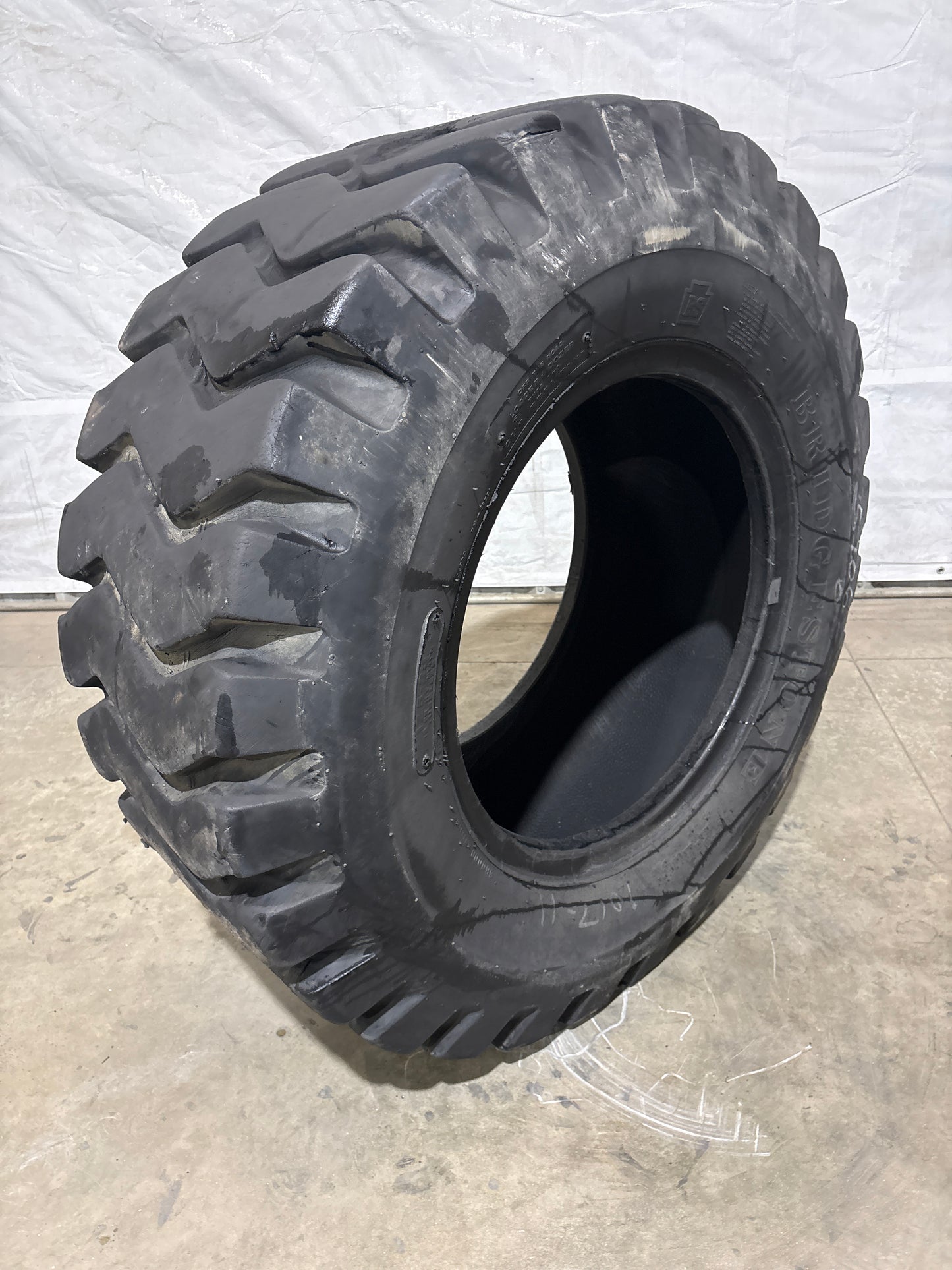 17.5-25 BRIDGESTONE R-LUG LOADER #5706