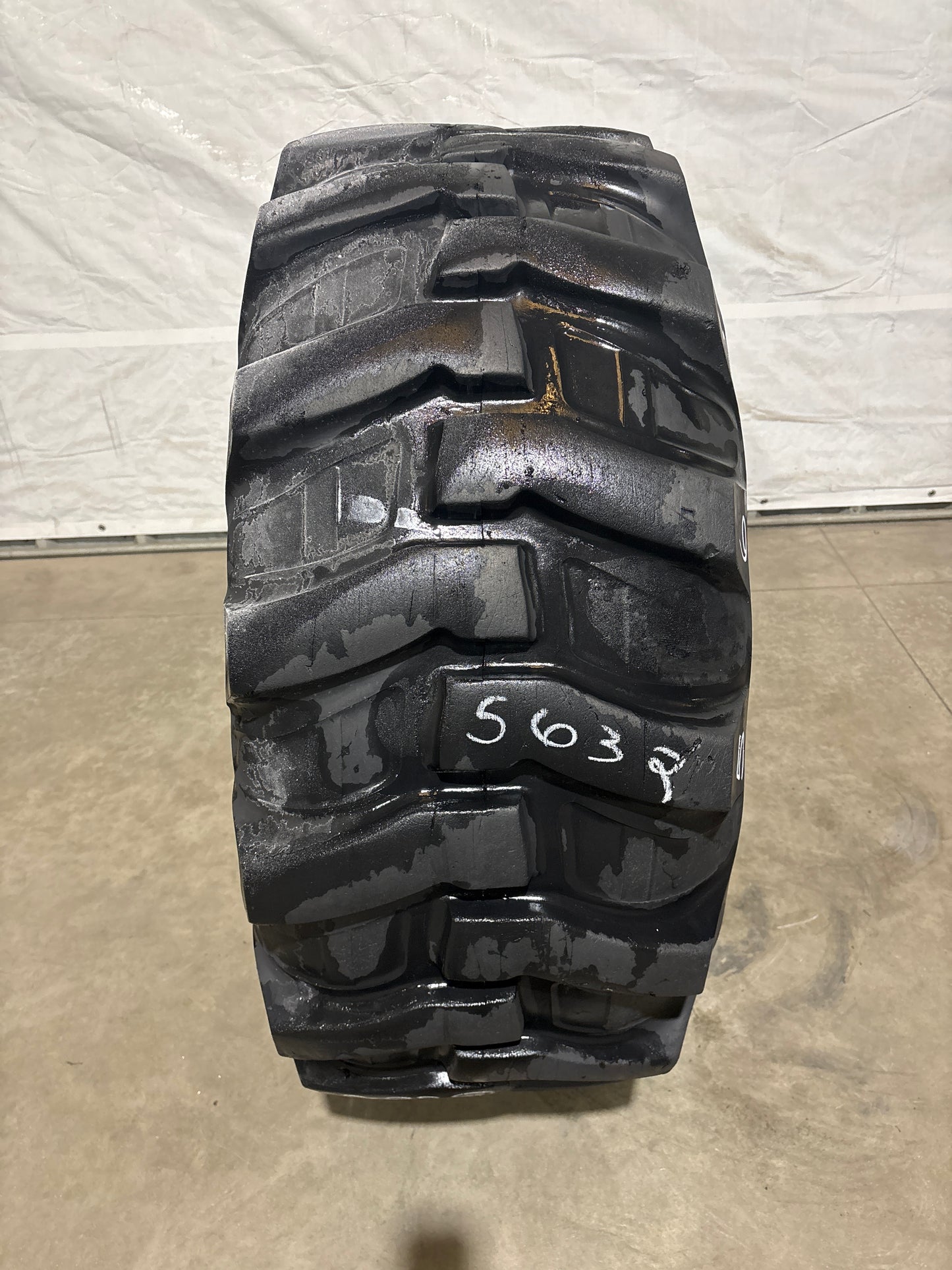 16.9-24 HARVEST KING INDUSTRIAL REAR TRACTOR #5632