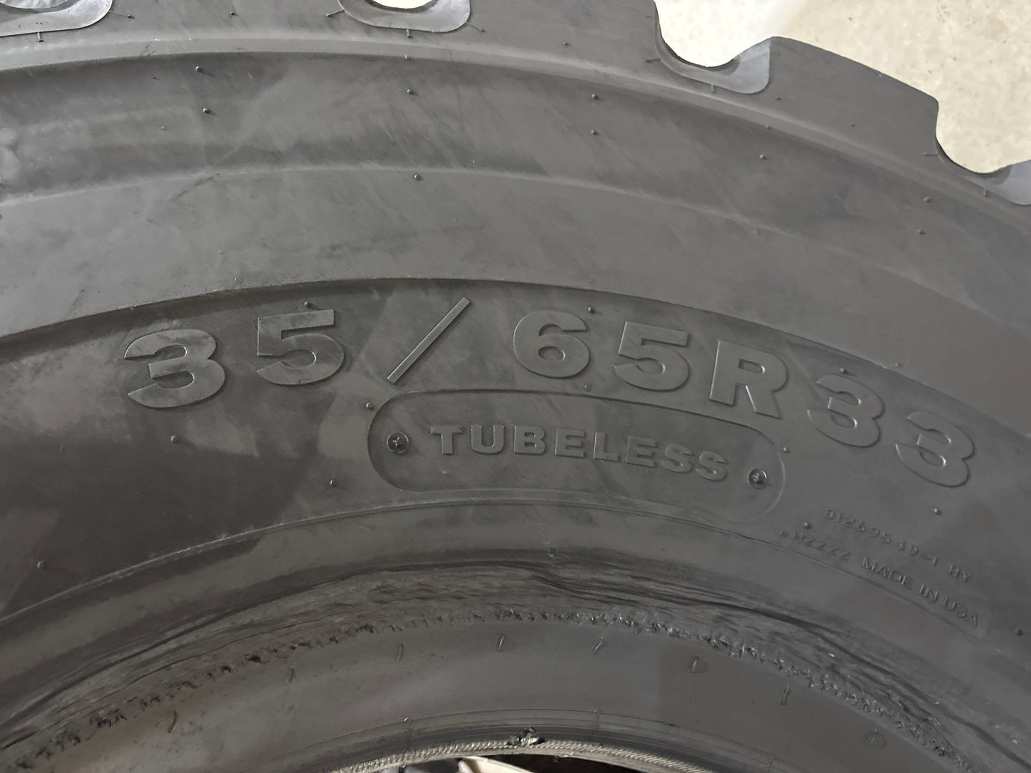 35/65R33 BRIDGESTONE V-STEEL N TRACTION #5638