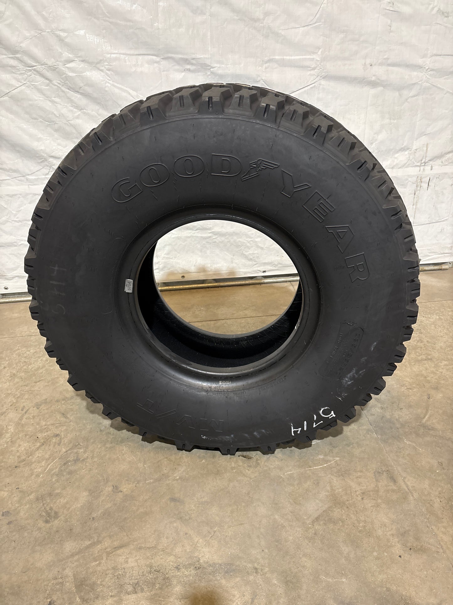 395/85R20 GOODYEAR MV/T MILITARY TRUCK TIRE #5714