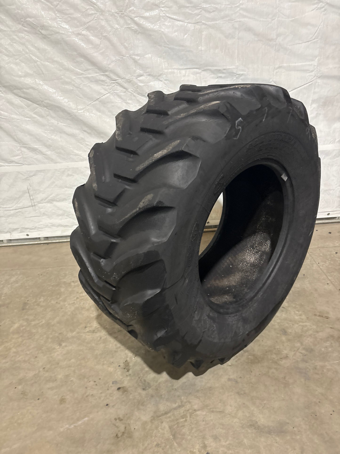 19.5L-24 FIRESTONE ALL TRACTION UTILITY #5772