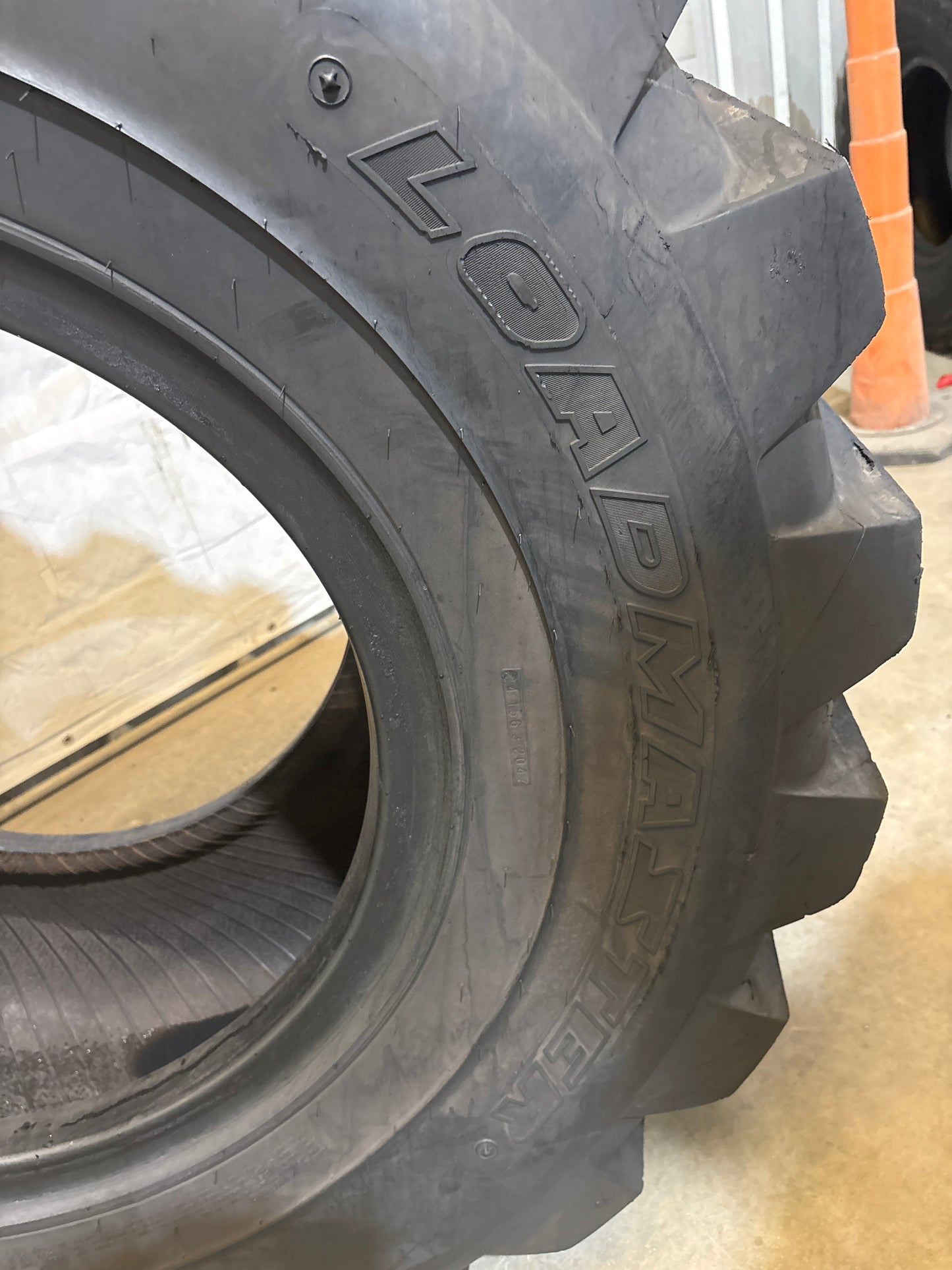 20.5-25 CAMSO LOAD MASTER #5924