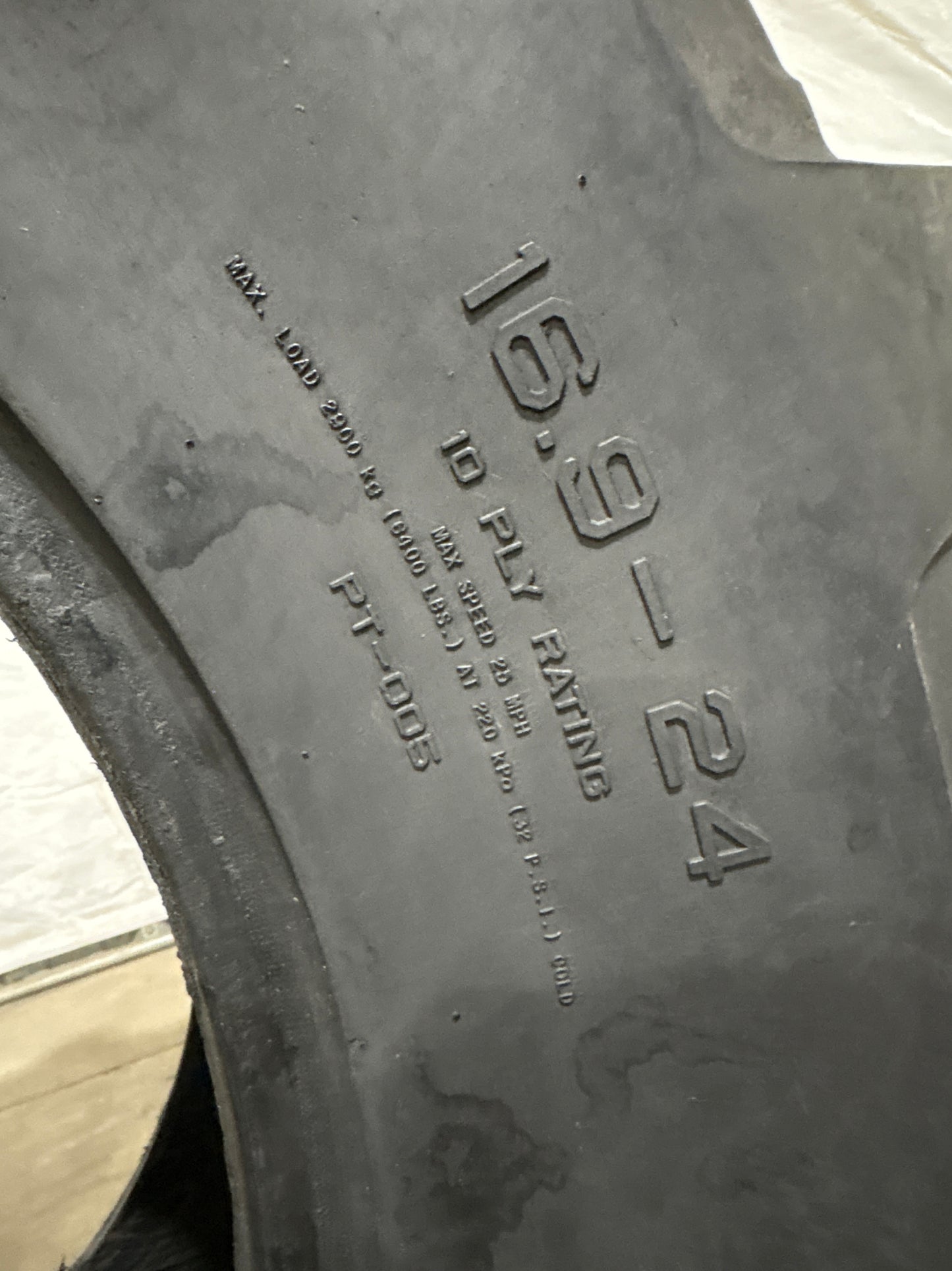 16.9-24 HARVEST KING INDUSTRIAL REAR TRACTOR #5632