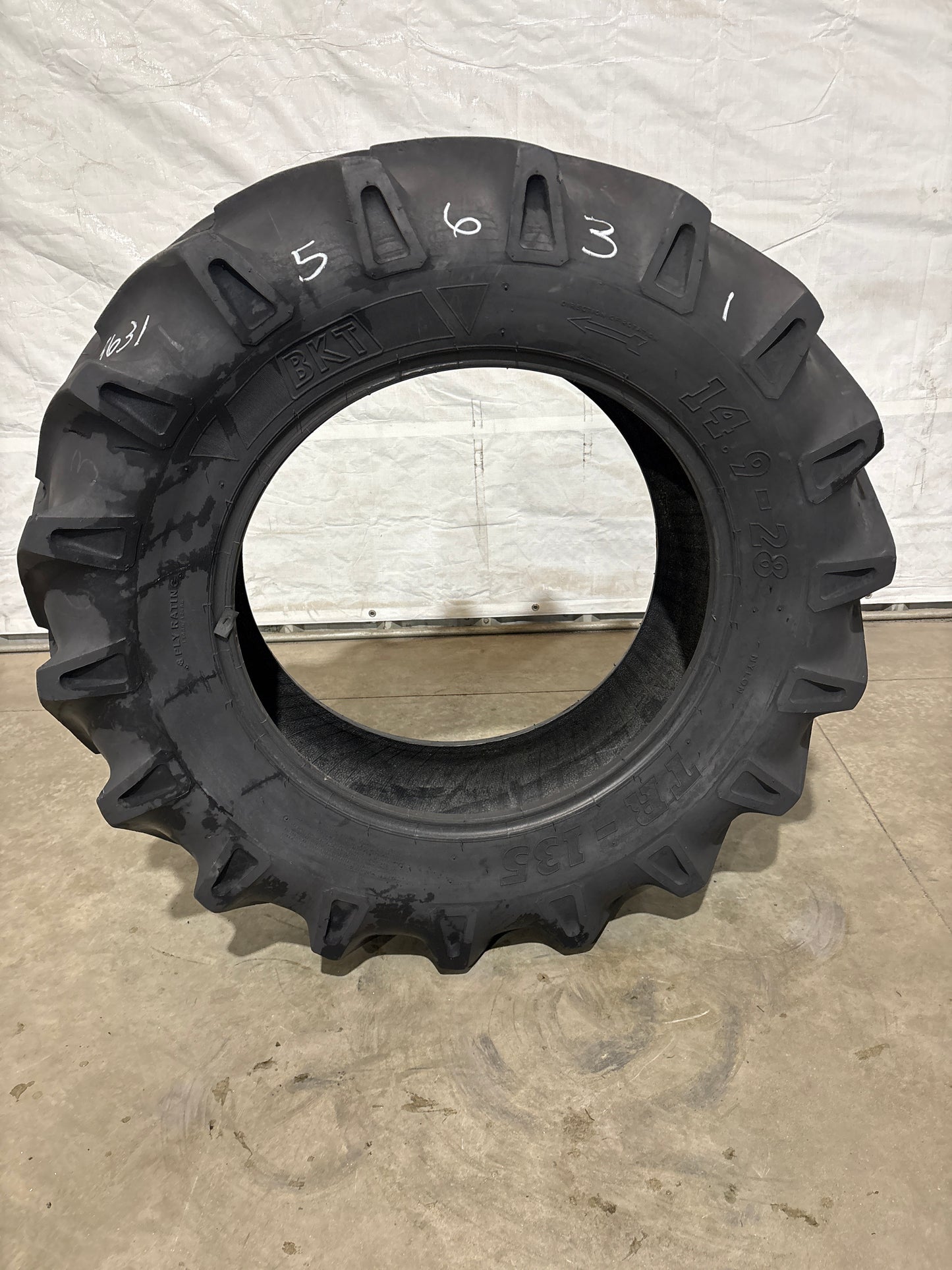 14.9-28 BKT TR-135 #5631