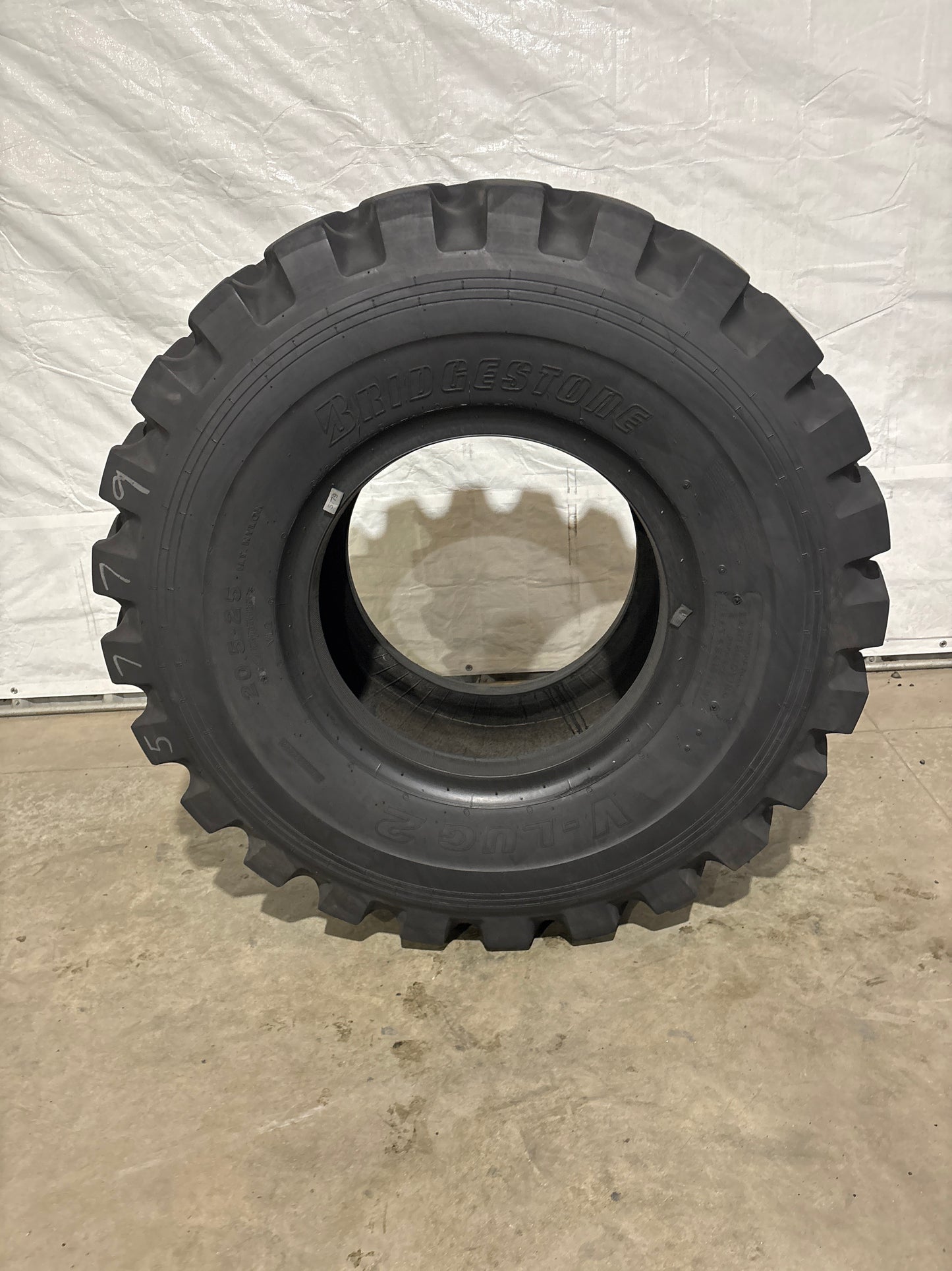 20.5-25 BRIDGESTONE V-LUG II 20 PLY #5779