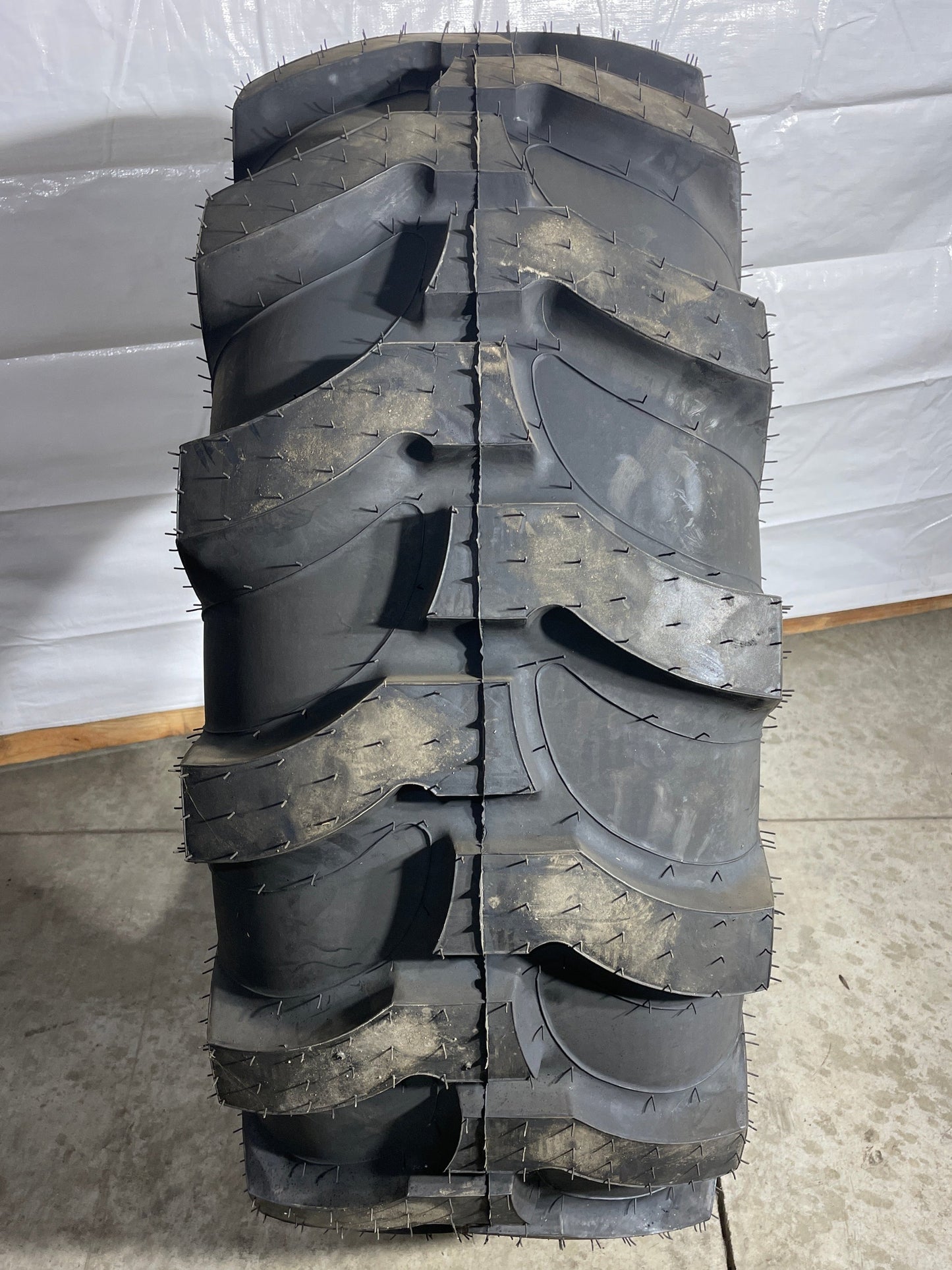 16.9-24 TITAN IND TRACTOR LUG 8 PLY (16.9R24, 420/85R24)