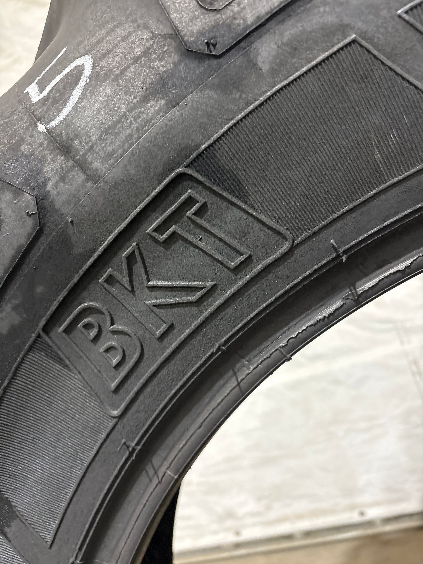 14.9-28 BKT TR-135 #5631