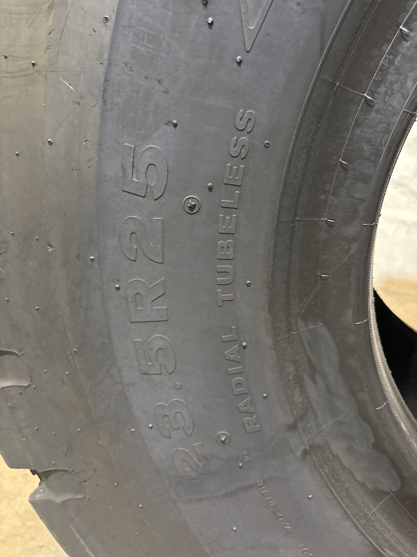 23.5R25 BRIDGESTONE V-STEEL J TRACTION #5927