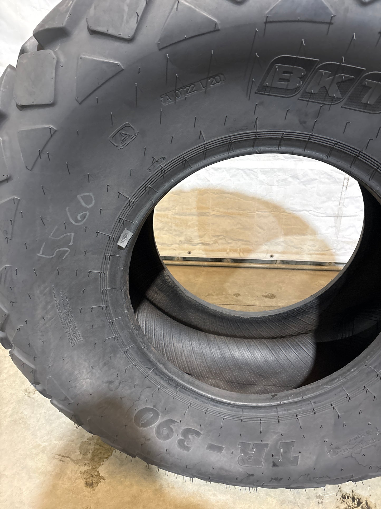 23.1-26 BKT TR-390 #5560